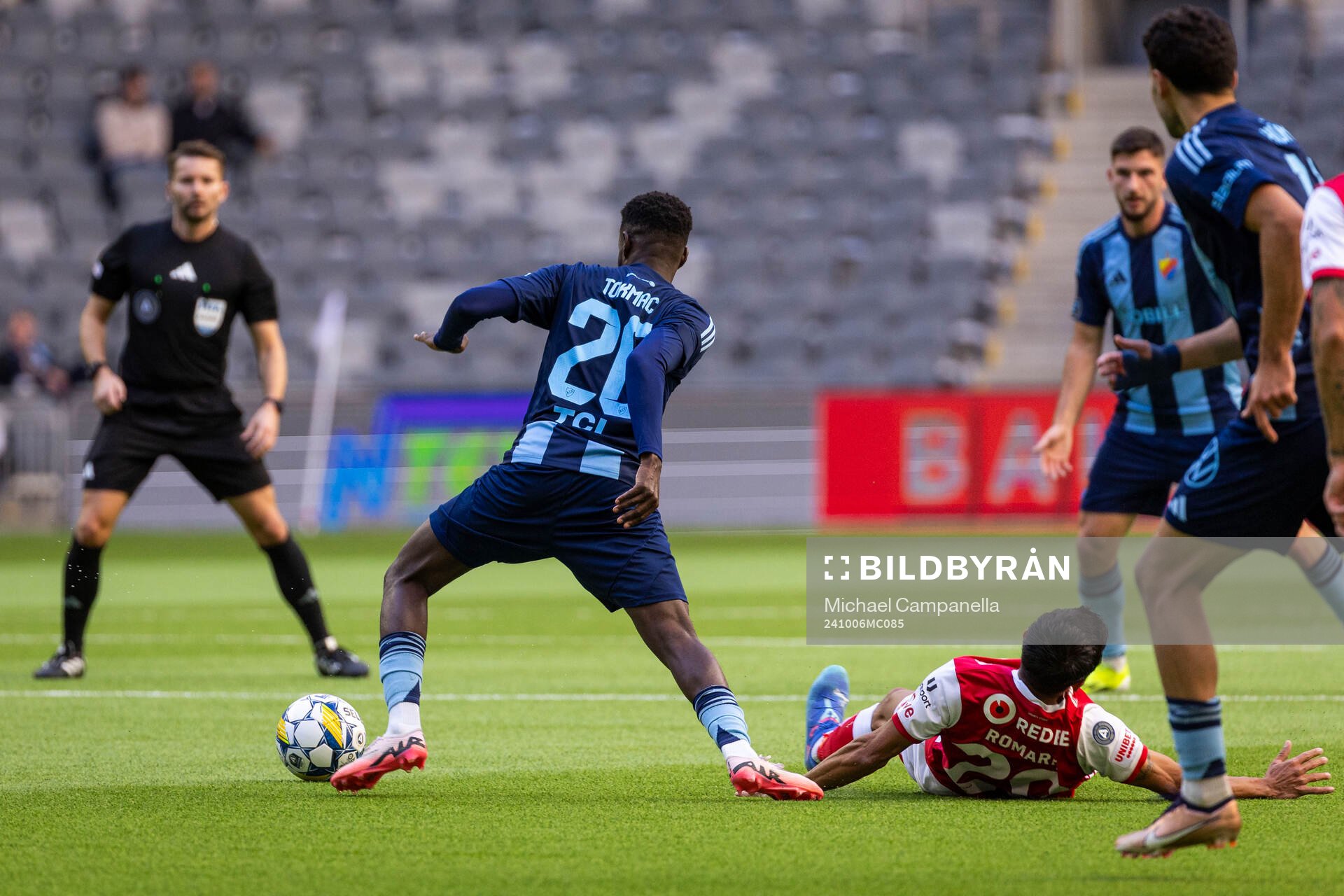 Djurgårdens Tokmac Nguen och Kalmars Dion Krasniqi under fotbollsmatchen i Allsvenskan mellan Djurgården och Kalmar den 6 oktober 2024 i Stockholm.