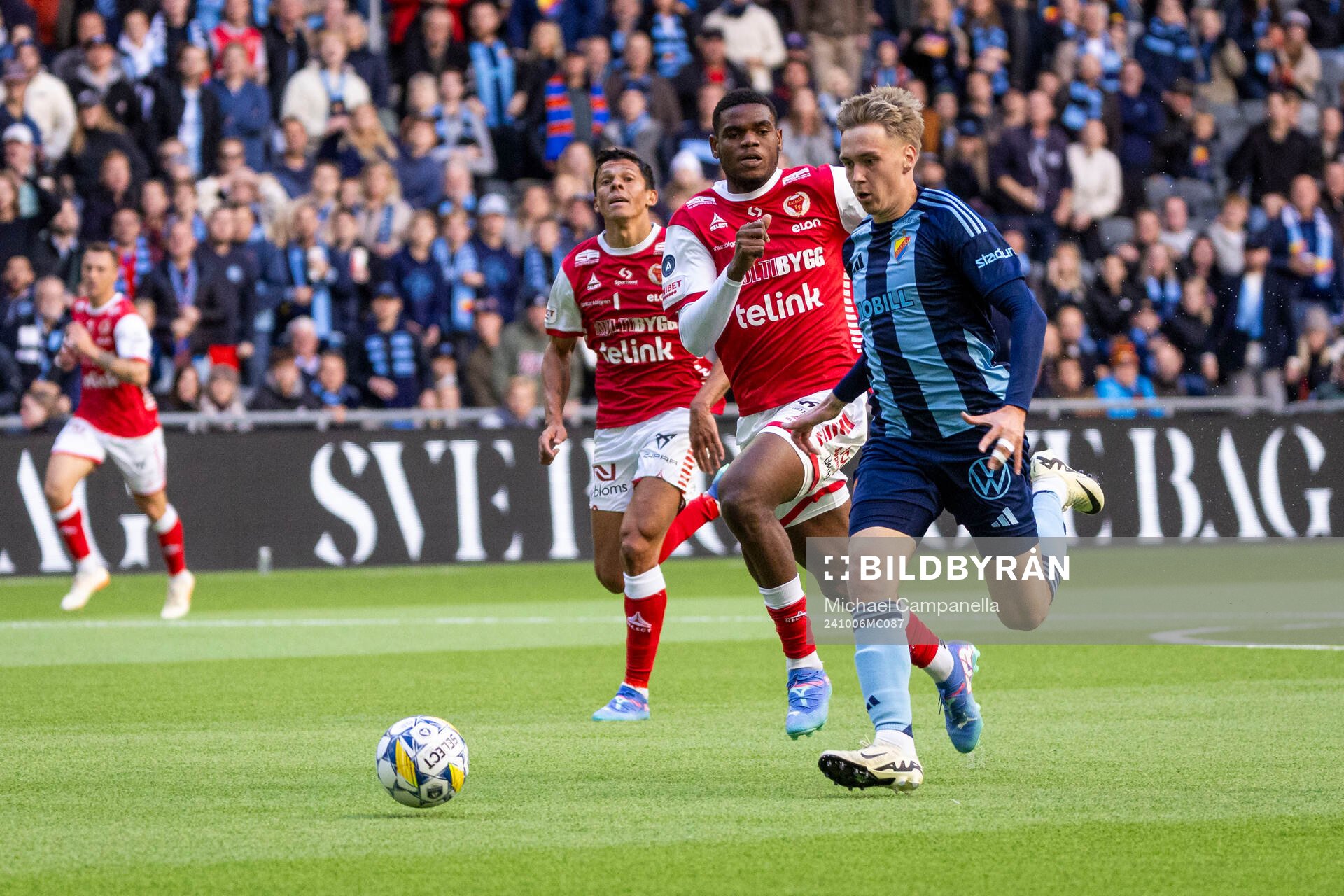 Djurgårdens Santeri Haarala och Kalmars Vince Osuji