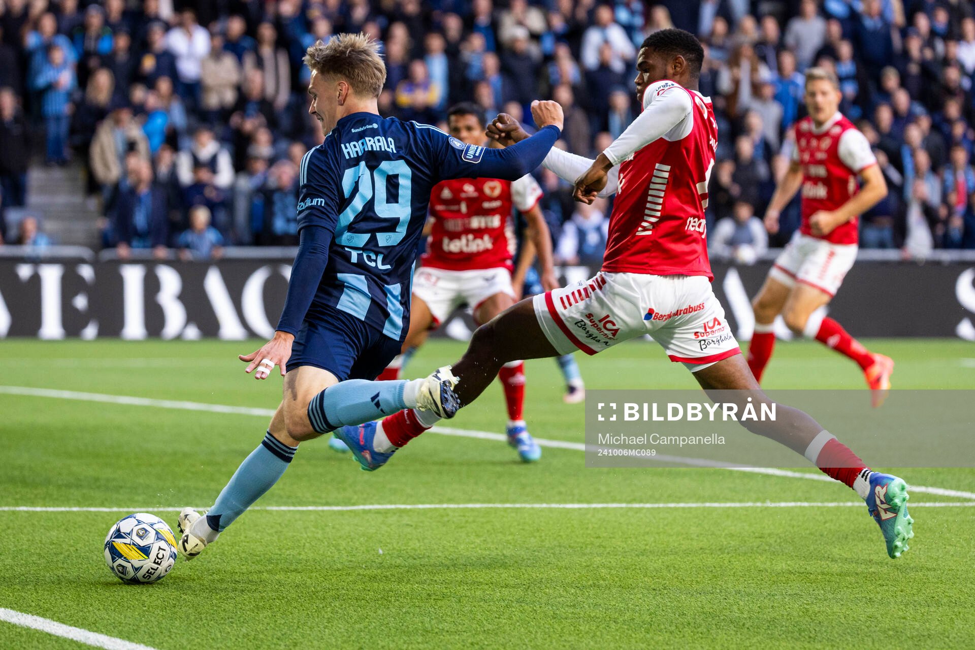 Djurgårdens Santeri Haarala och Kalmars Vince Osuji