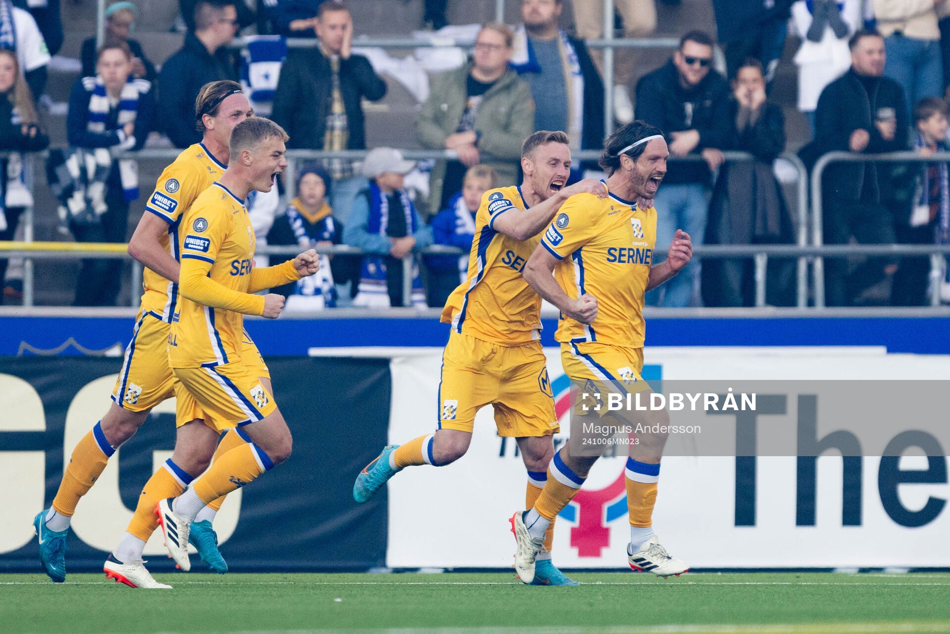 IFK Göteborgs Gustav Svensson jublar efter 0-1 under fotbollsmatchen i Allsvenskan mellan IFK Norrköping och IFK Göteborg den 6 oktober 2024 i Norrköping.