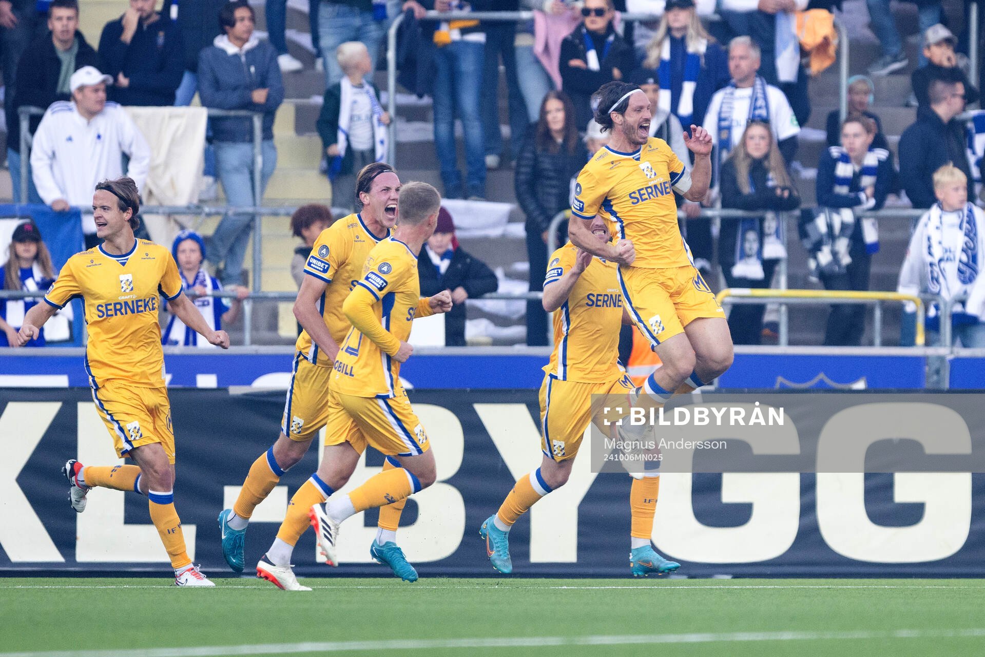 IFK Göteborgs Gustav Svensson jublar med lagkamrater efter 0-1 under fotbollsmatchen i Allsvenskan mellan IFK Norrköping och IFK Göteborg den 6 oktober 2024 i Norrköping.
