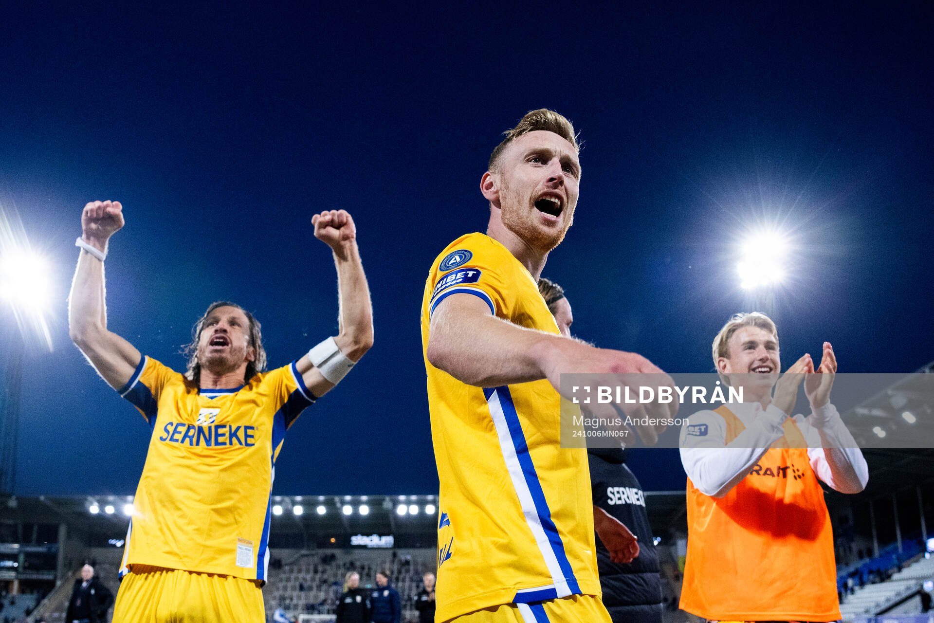 IFK Göteborgs Gustav Svensson och IFK Göteborgs Sebastian Ohlsson jublar efter fotbollsmatchen i Allsvenskan mellan IFK Norrköping och IFK Göteborg den 6 oktober 2024 i Norrköping. 