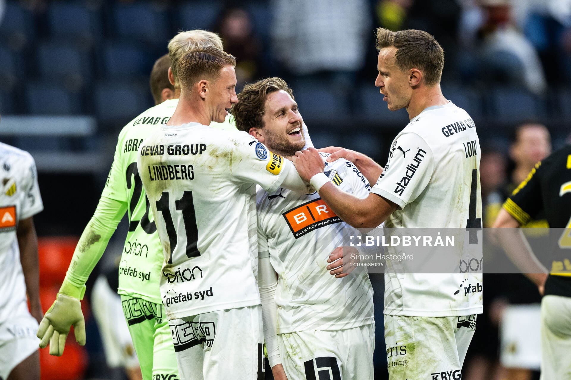 Häckens Adam Lundkvist jublar med Julius Lindberg och