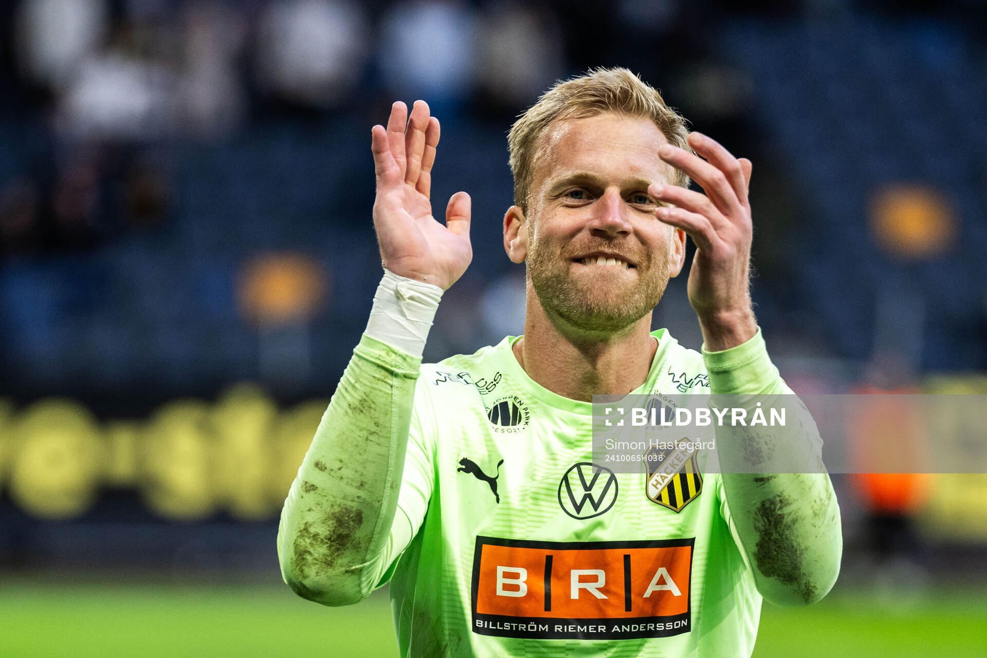 Häckens målvakt Peter Abrahamsson jublar