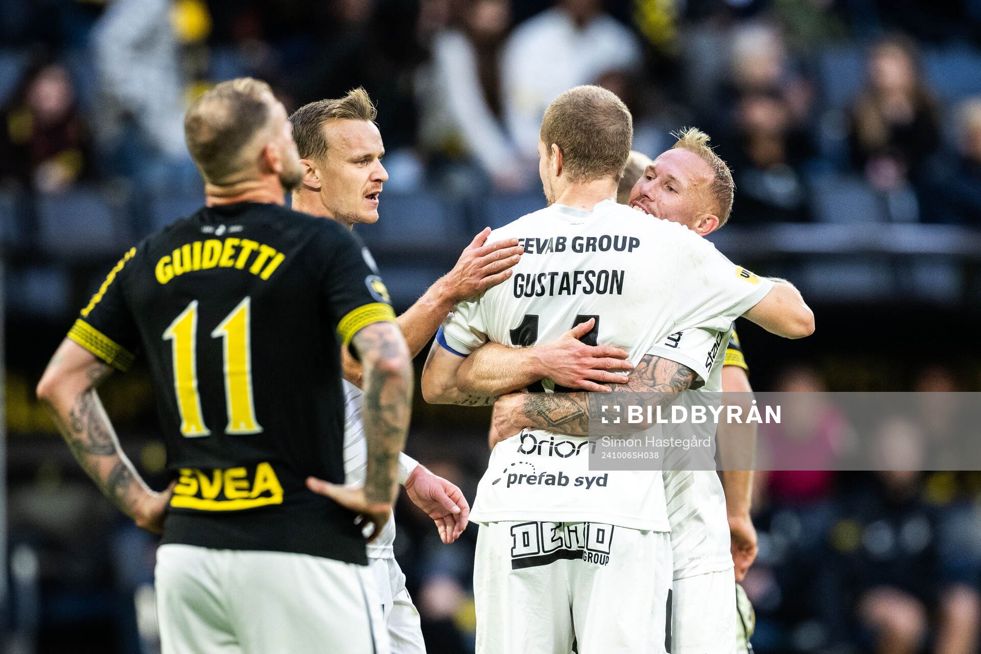 Häckens Simon Gustafson och Mikkel Rygaard Jensen jublar