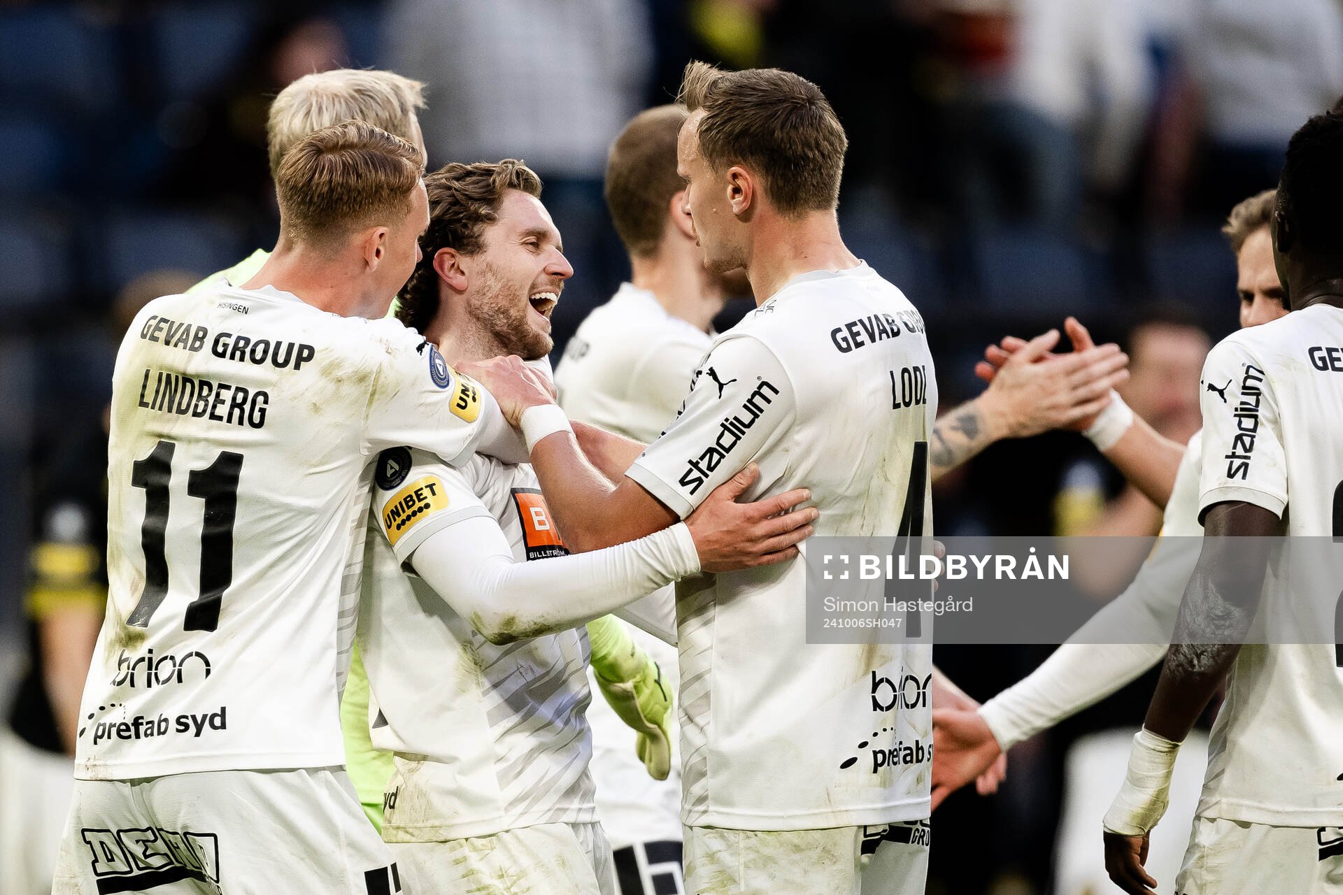 Häckens Julius Lindberg, Adam Lundkvist och Marius Lode jublar efter fotbollsmatchen i Allsvenskan mellan AIK och Häcken den 6 oktober 2024 i Stockholm.