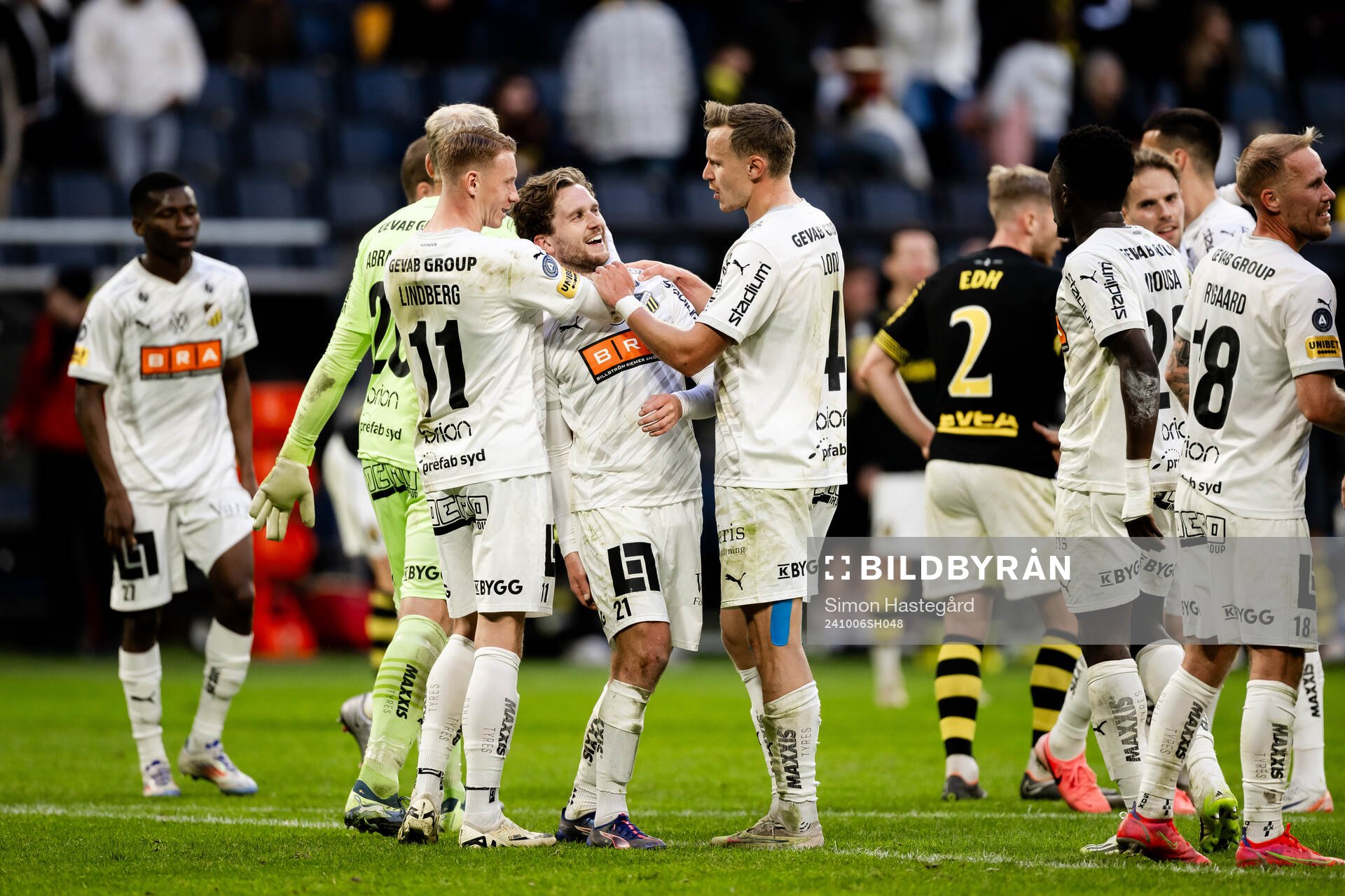 Häckens Julius Lindberg, Adam Lundkvist och Marius Lode jublar efter fotbollsmatchen i Allsvenskan mellan AIK och Häcken den 6 oktober 2024 i Stockholm.