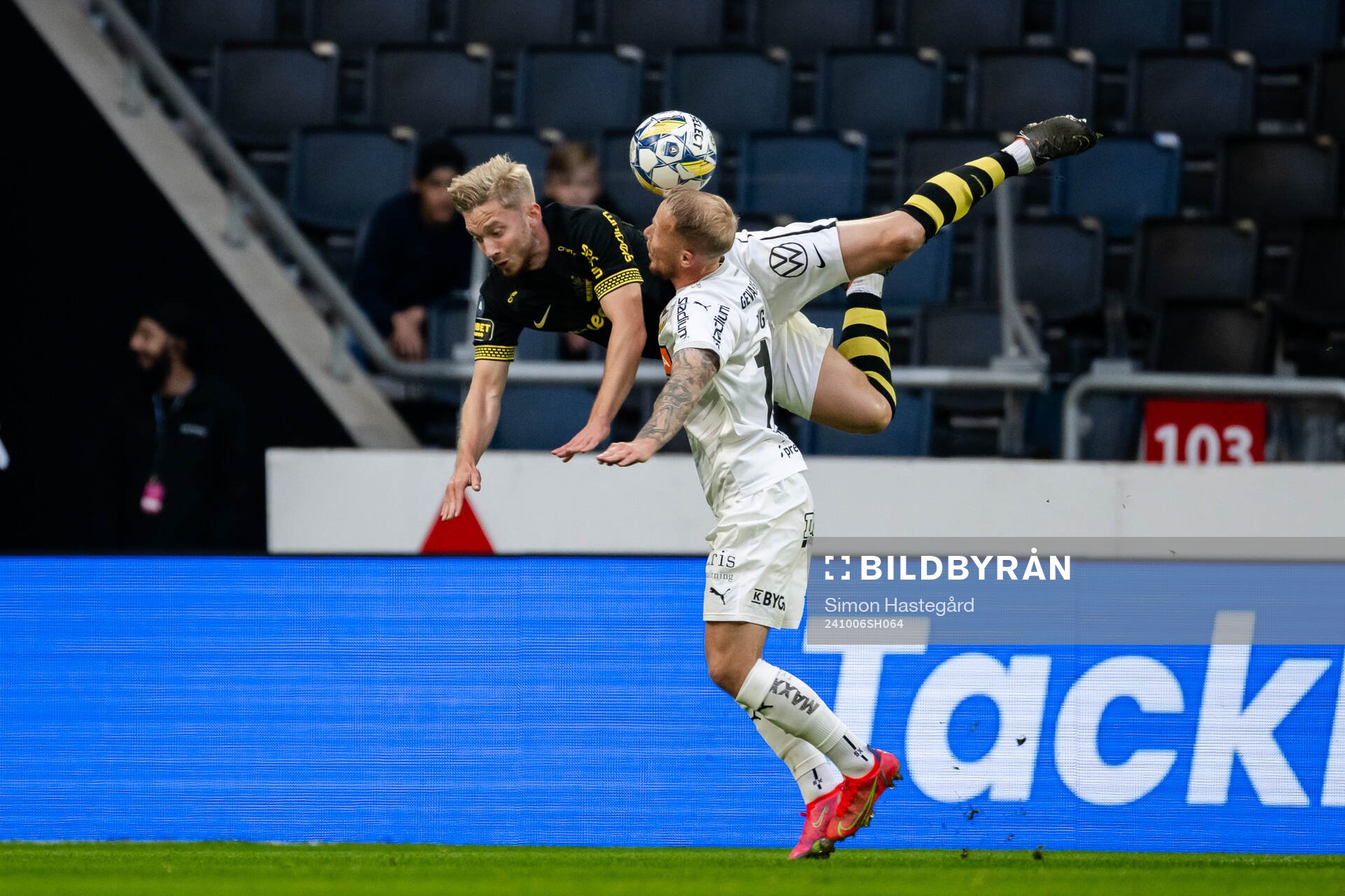 AIKs Eskil Edh och Häckens Mikkel Rygaard Jensen