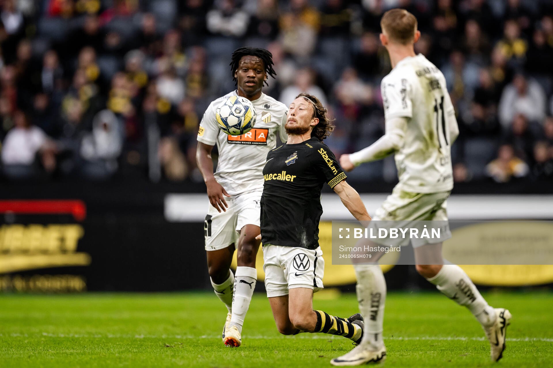 AIKs Axel Björnström under fotbollsmatchen i Allsvenskan mellan AIK och Häcken den 6 oktober 2024 i Stockholm. 