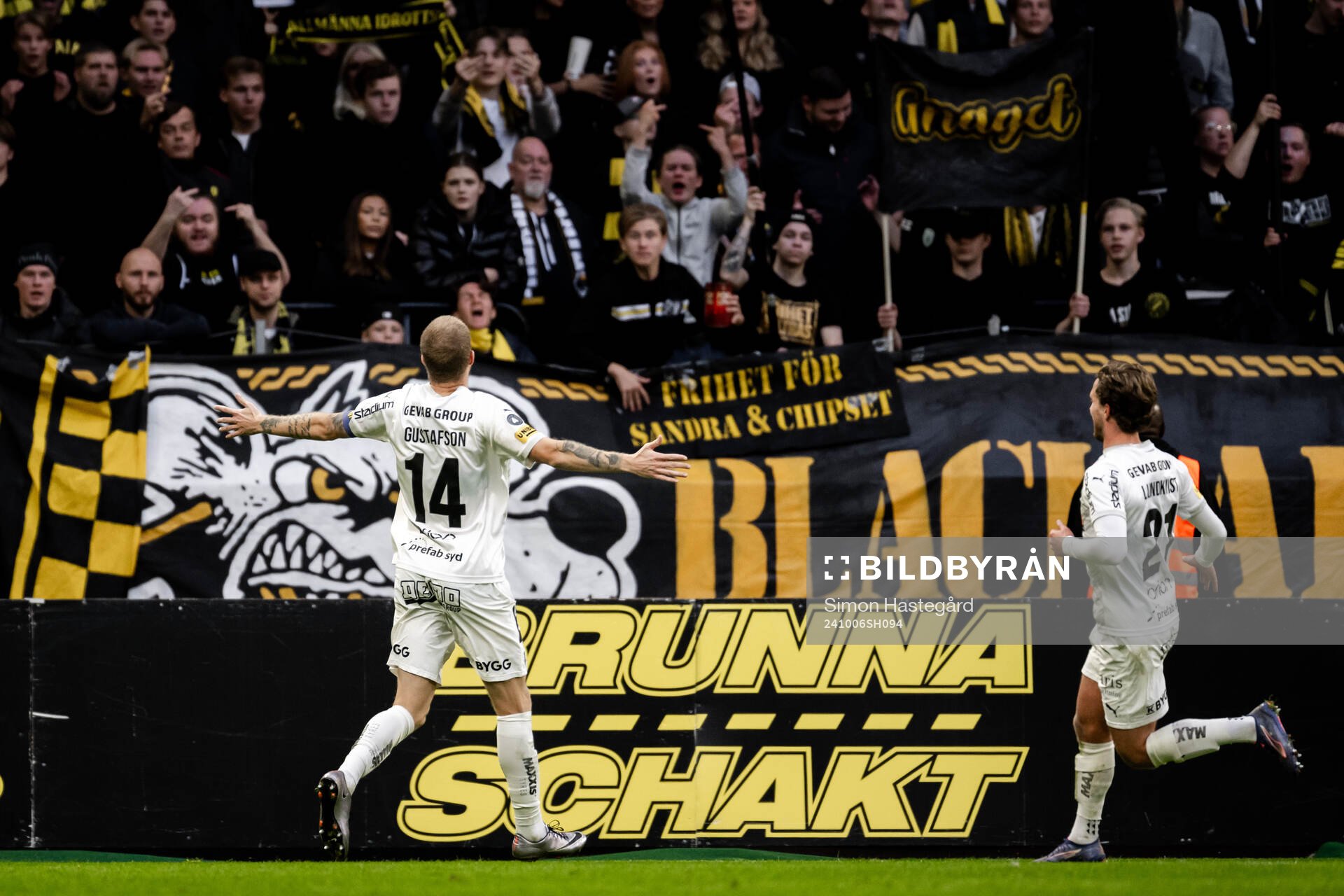 Häckens Simon Gustafson jublar efter 0-1 under fotbollsmatchen i Allsvenskan mellan AIK och Häcken den 6 oktober 2024 i Stockholm. 