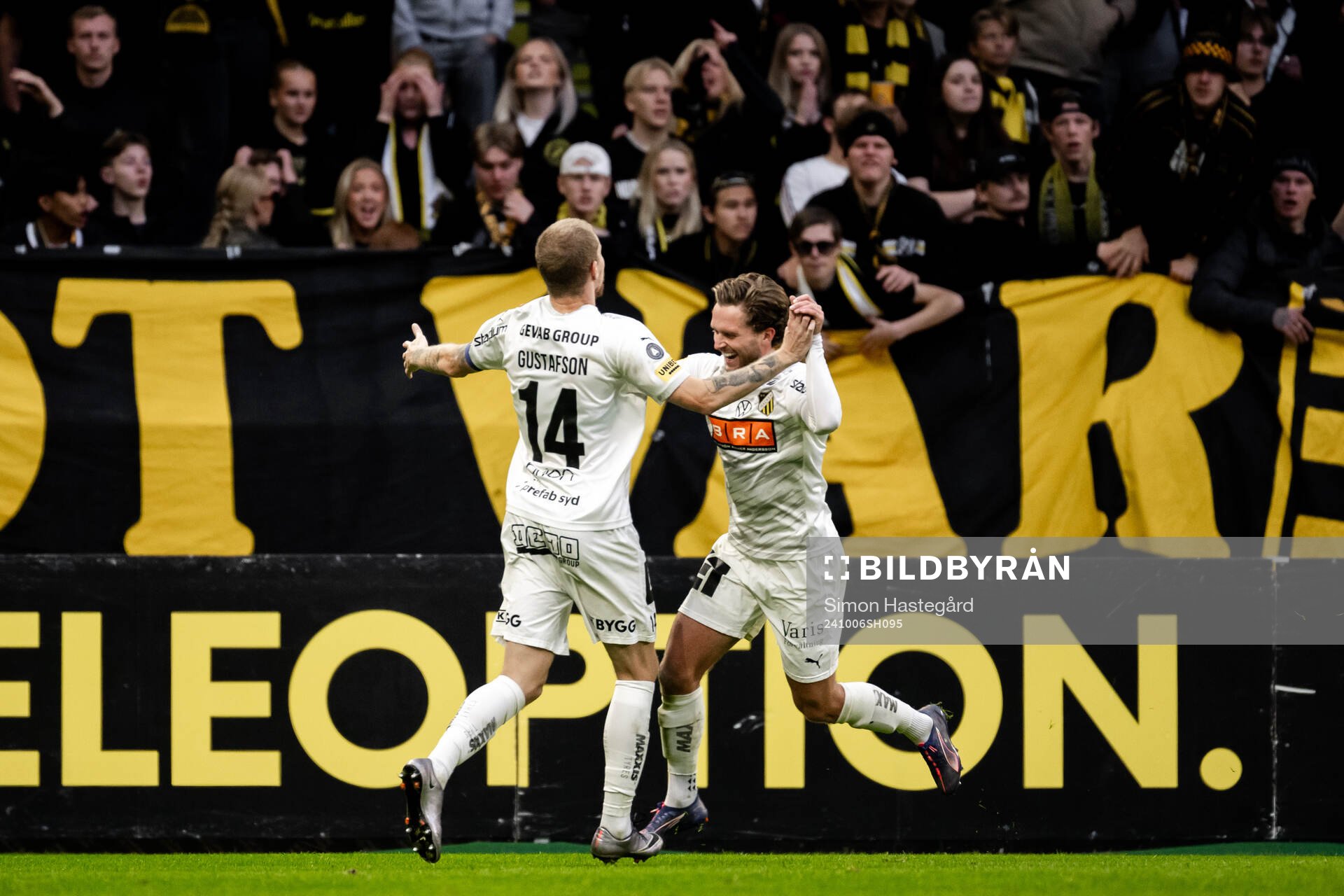 Häckens Simon Gustafson och Adam Lundkvist jublar