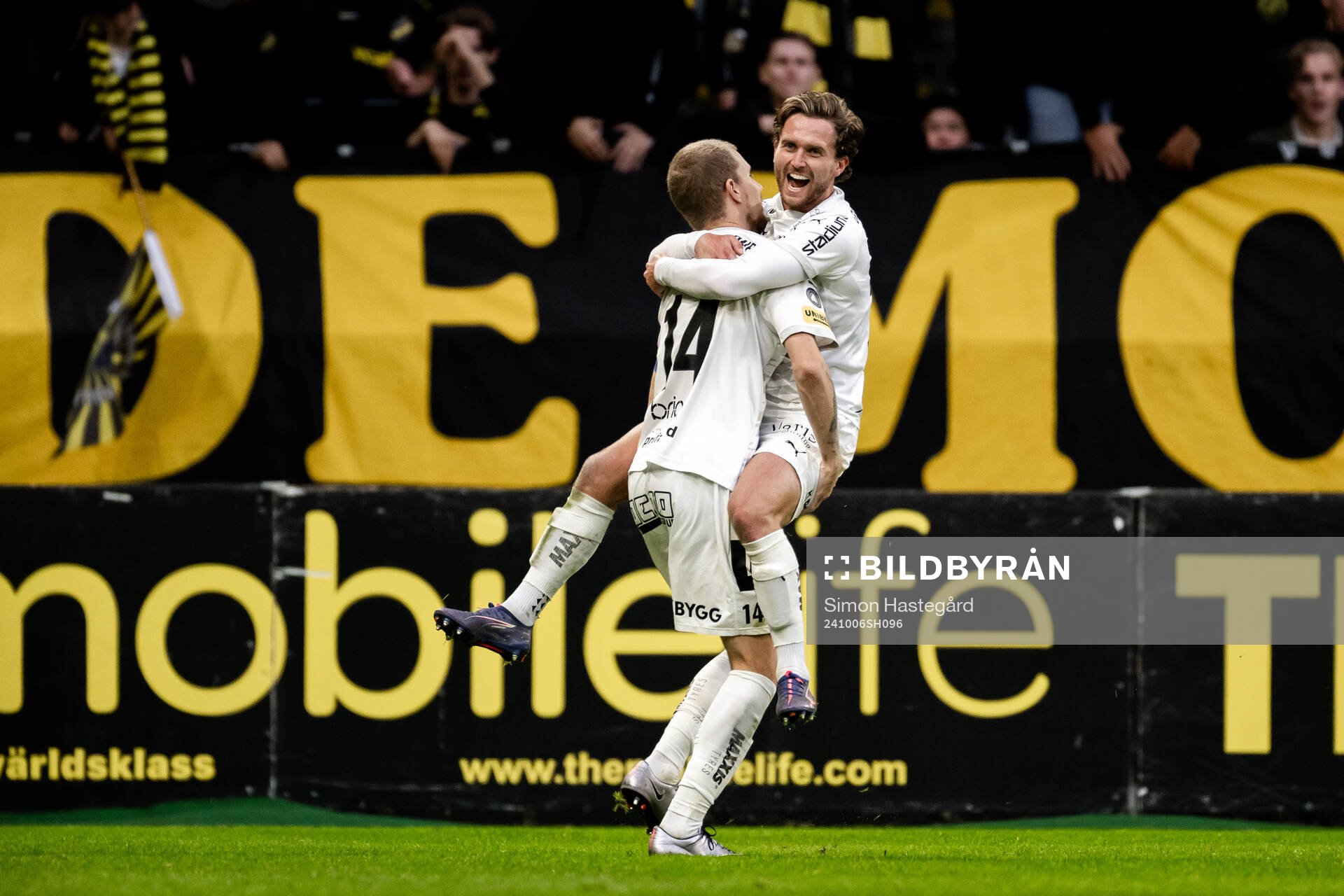 Häckens Simon Gustafson och Adam Lundkvist jublar