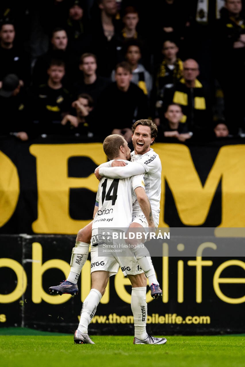 Häckens Simon Gustafson och Adam Lundkvist jublar