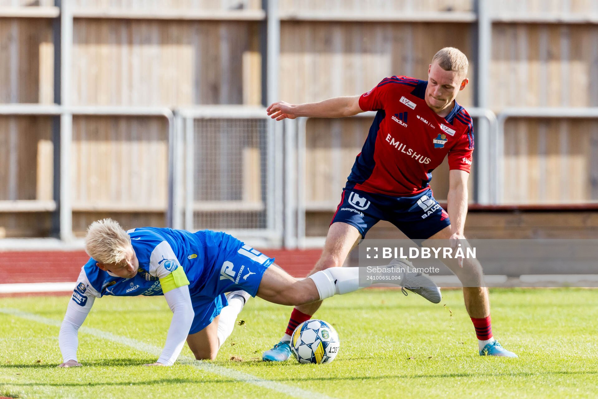 IK Oddevolds Philip Engelbrektsson och Östers Mattis Adolfsson under fotbollsmatchen i Superettan mellan IK Oddevold och Öster den 6 oktober 2024 i Uddevalla.