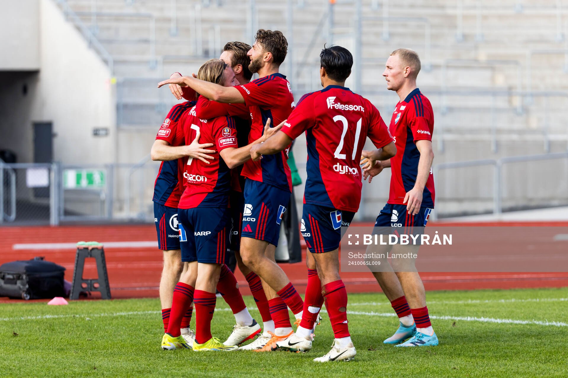 Östers Daniel Ljung jublar med lagkamrater efter 0-1 under fotbollsmatchen i Superettan mellan IK Oddevold och Öster den 6 oktober 2024 i Uddevalla.