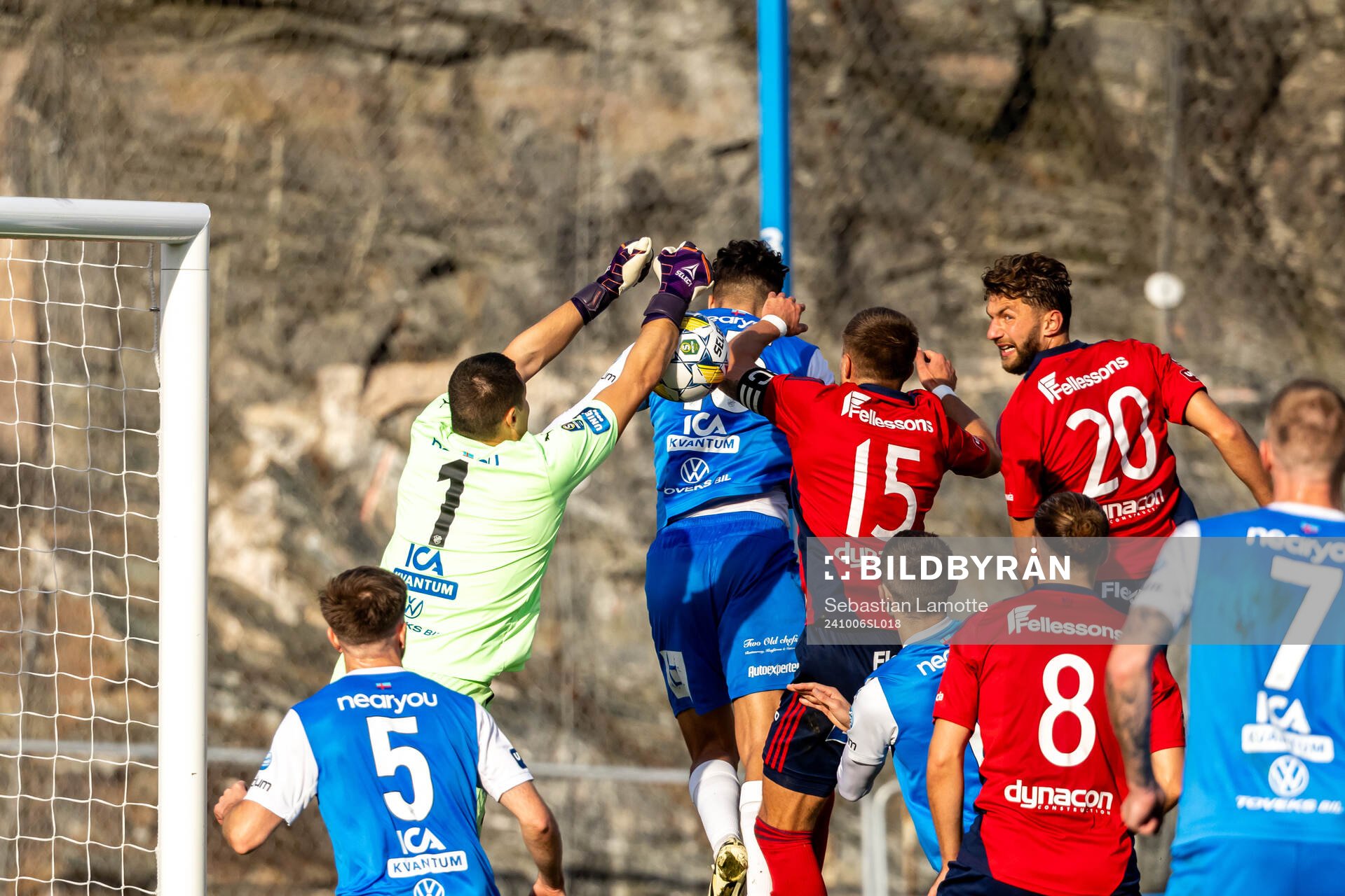 IK Oddevolds Armin Ibrahimovic boxar en hörna