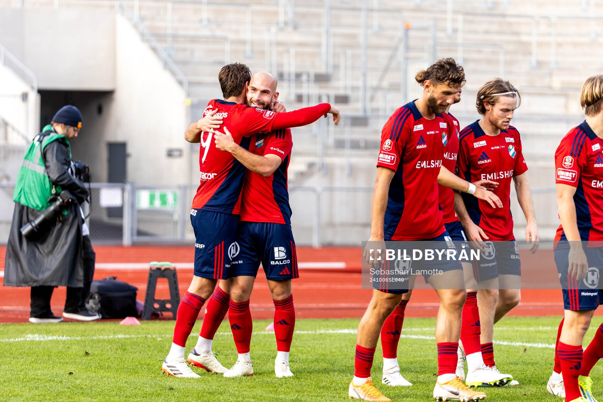 Östers Daniel Ljung har gjort 0-1 och jublar