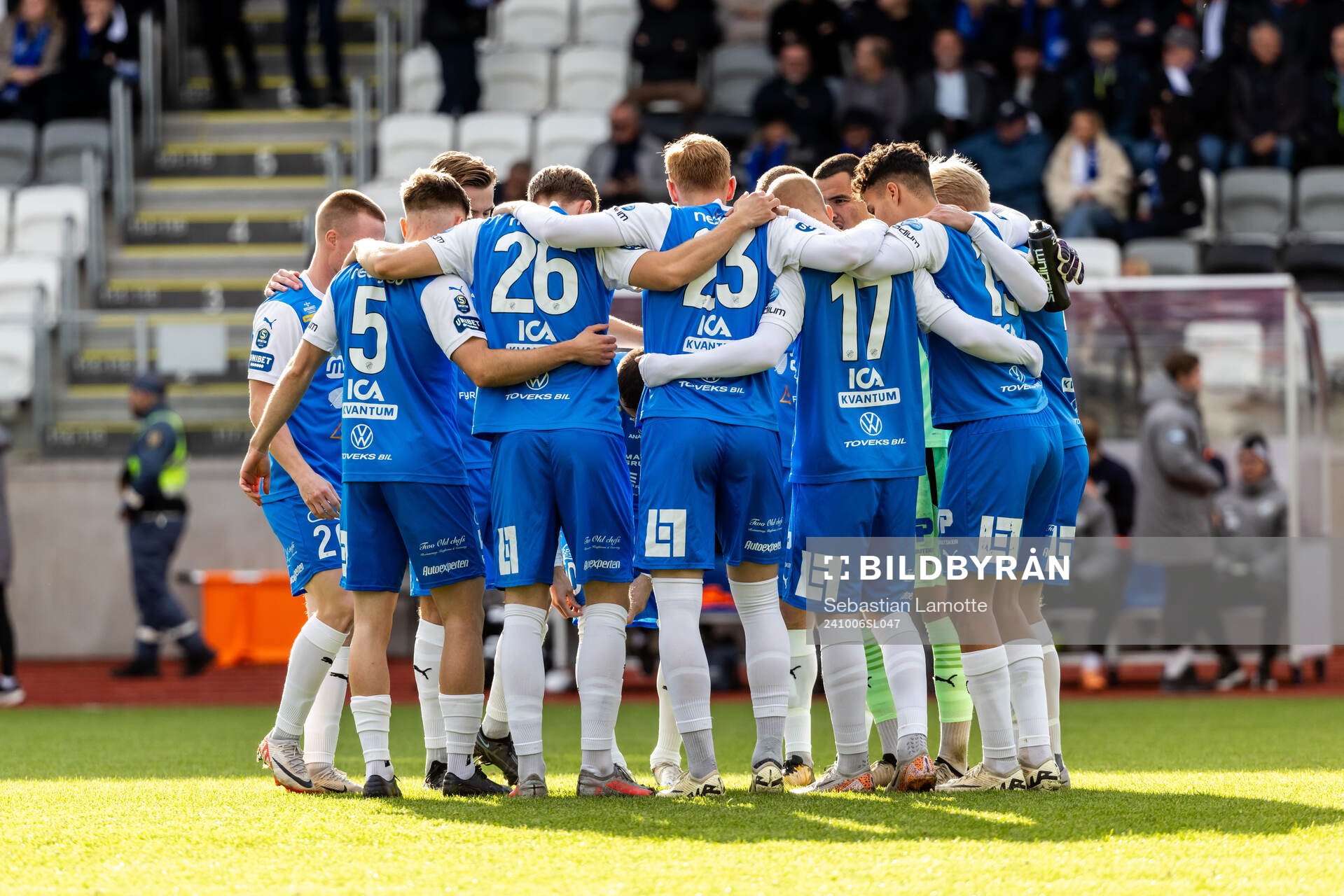 IK Oddevolds  spelare laddar för match