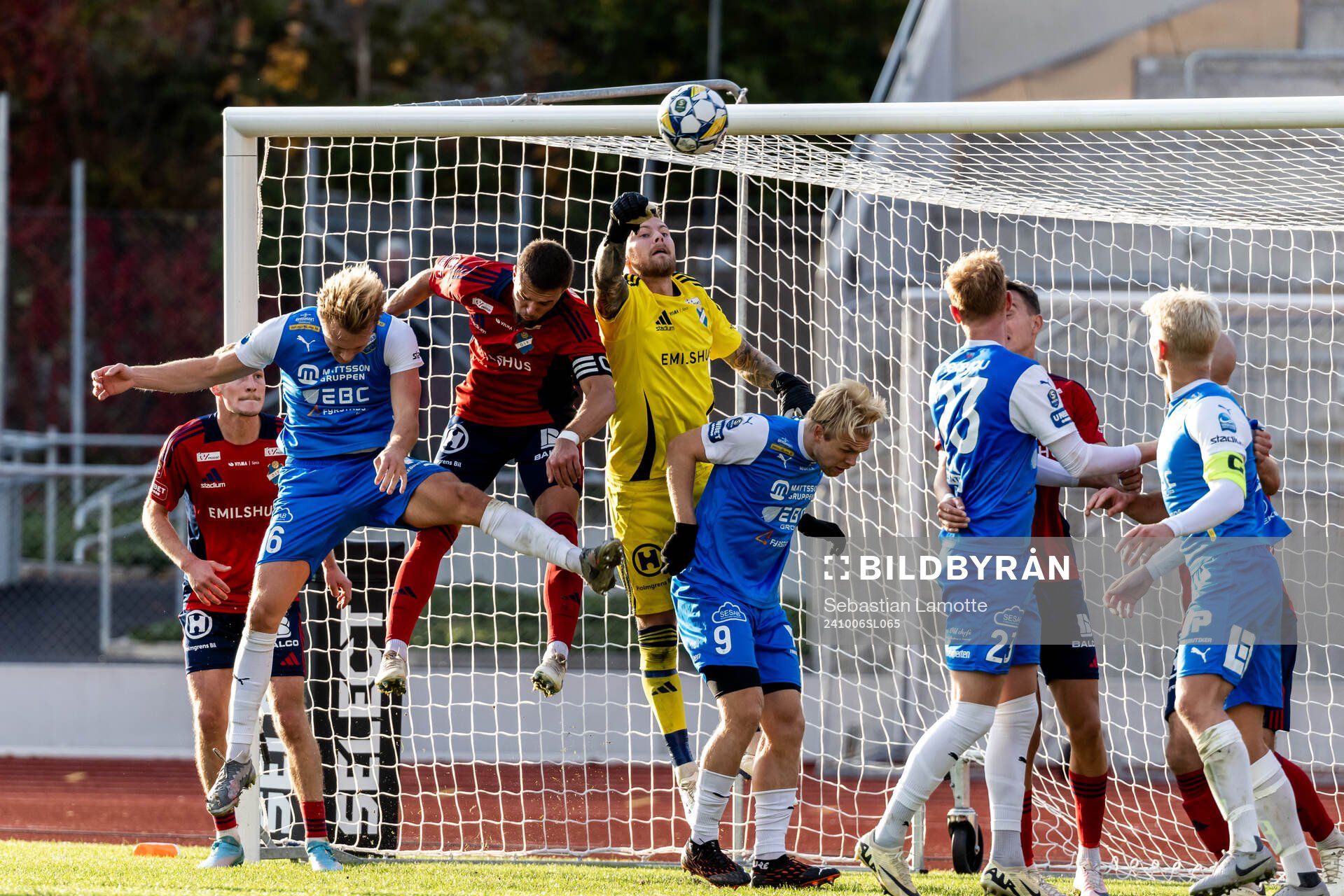 Östers målvakt Robin Wallinder räddar en hörna