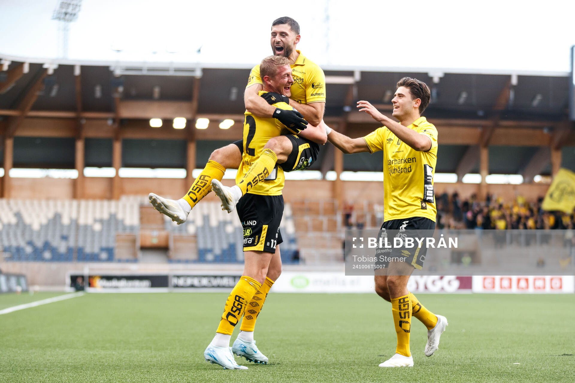 Elfsborgs Emil Holten jublar med lagkamrater