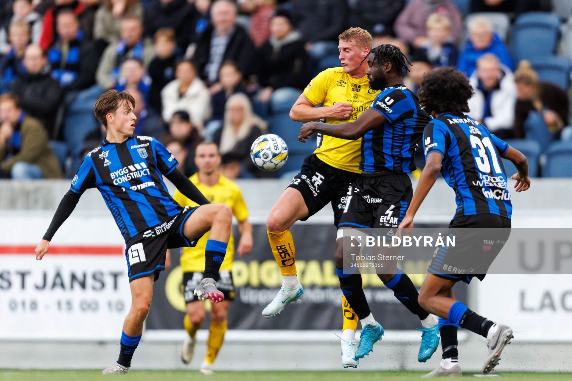 Sirius Adam Vikman och Patrick Nwadike mot Elfsborgs Emil Holten under fotbollsmatchen i Allsvenskan mellan Sirius och Elfsborg den 6 oktober 2024 i Uppsala.