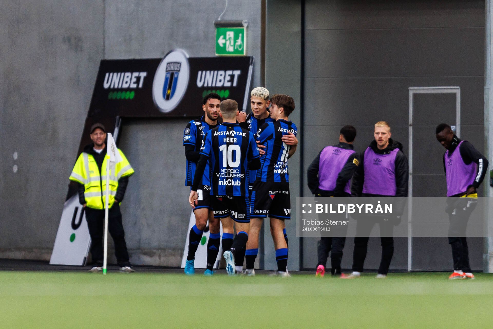 Sirius Yousef Salech jublar med lagkamrater