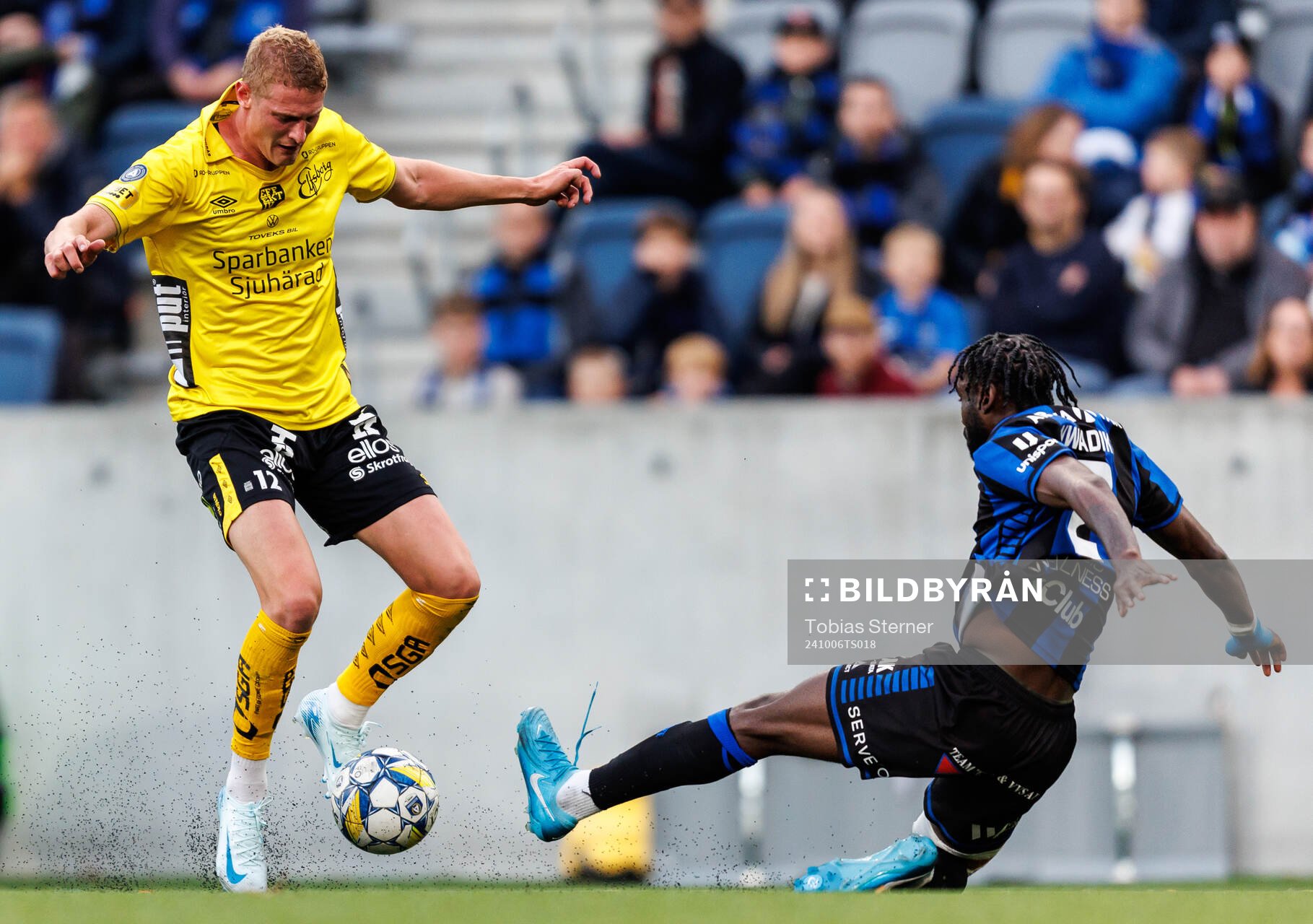 Elfsborgs Emil Holten och Sirius Patrick Nwadike under fotbollsmatchen i Allsvenskan mellan Sirius och Elfsborg den 6 oktober 2024 i Uppsala.