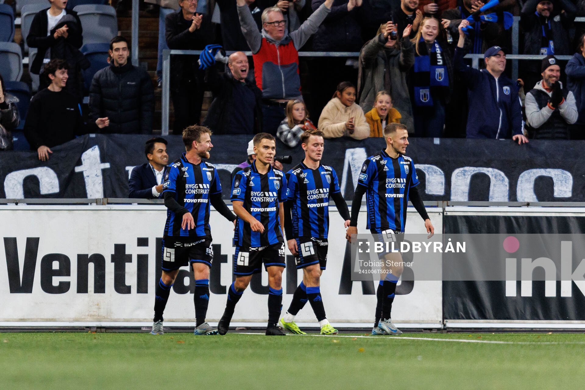 Sirius Leo Walta jublar med lagkamrater efter 3-1 under fotbollsmatchen i Allsvenskan mellan Sirius och Elfsborg den 6 oktober 2024 i Uppsala.