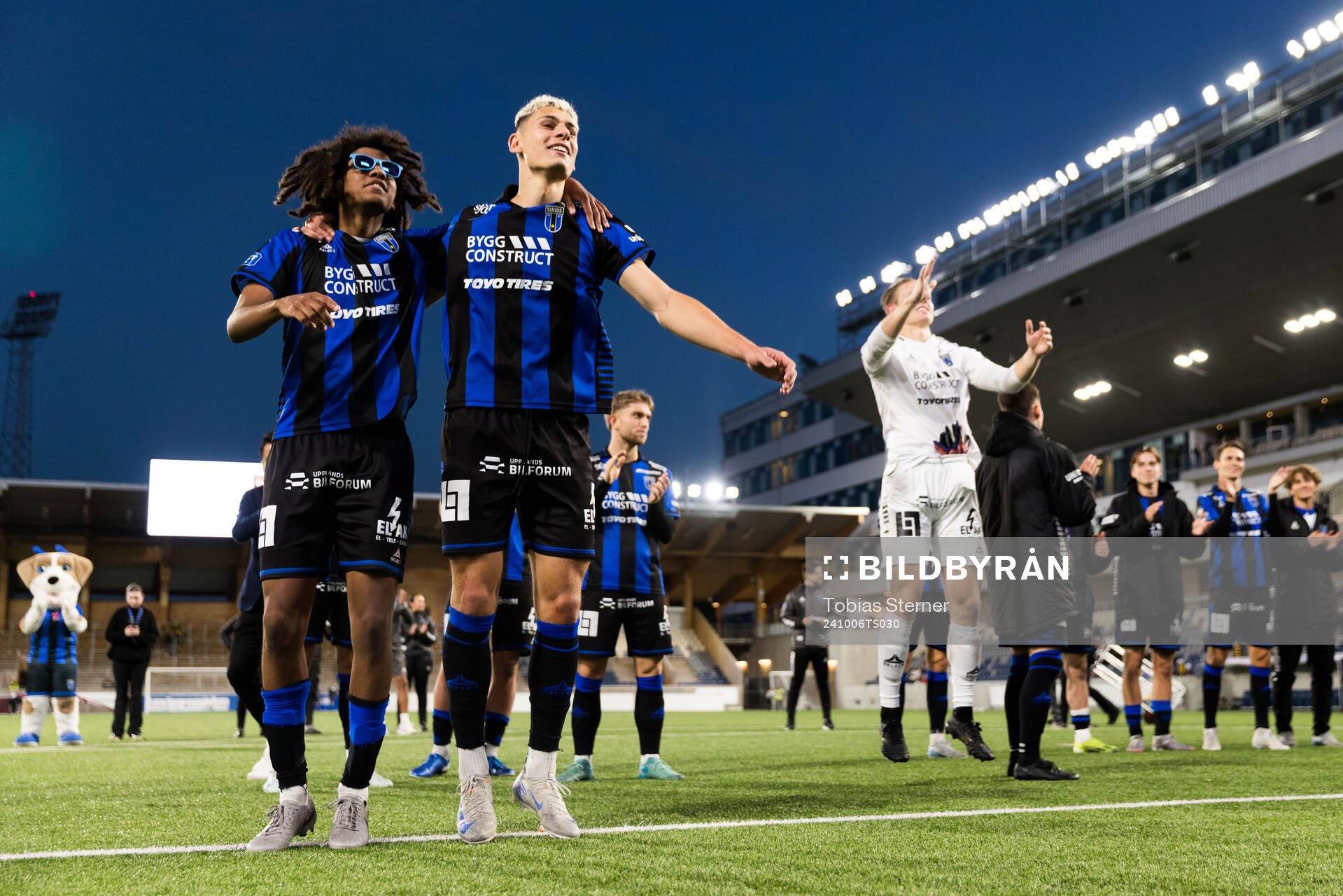 Sirius Malcolm Jeng och Yousef Salech jublar