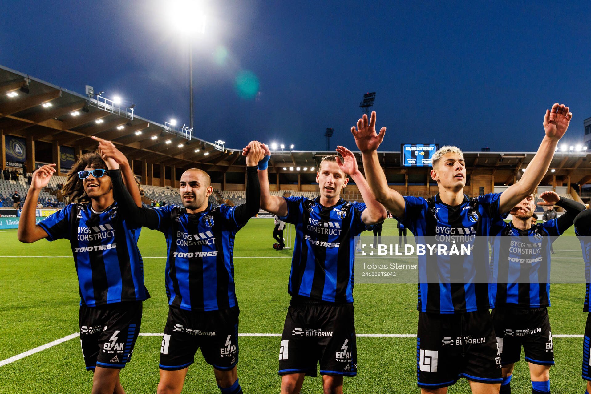 Sirius Malcolm Jeng, Saba Mamatsashvili, Andreas Murbeck och Yousef Salech jublar efter fotbollsmatchen i Allsvenskan mellan Sirius och Elfsborg den 6 oktober 2024 i Uppsala.