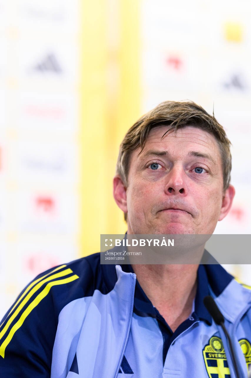 Head coach Jon Dahl Tomasson of the Swedish men's football