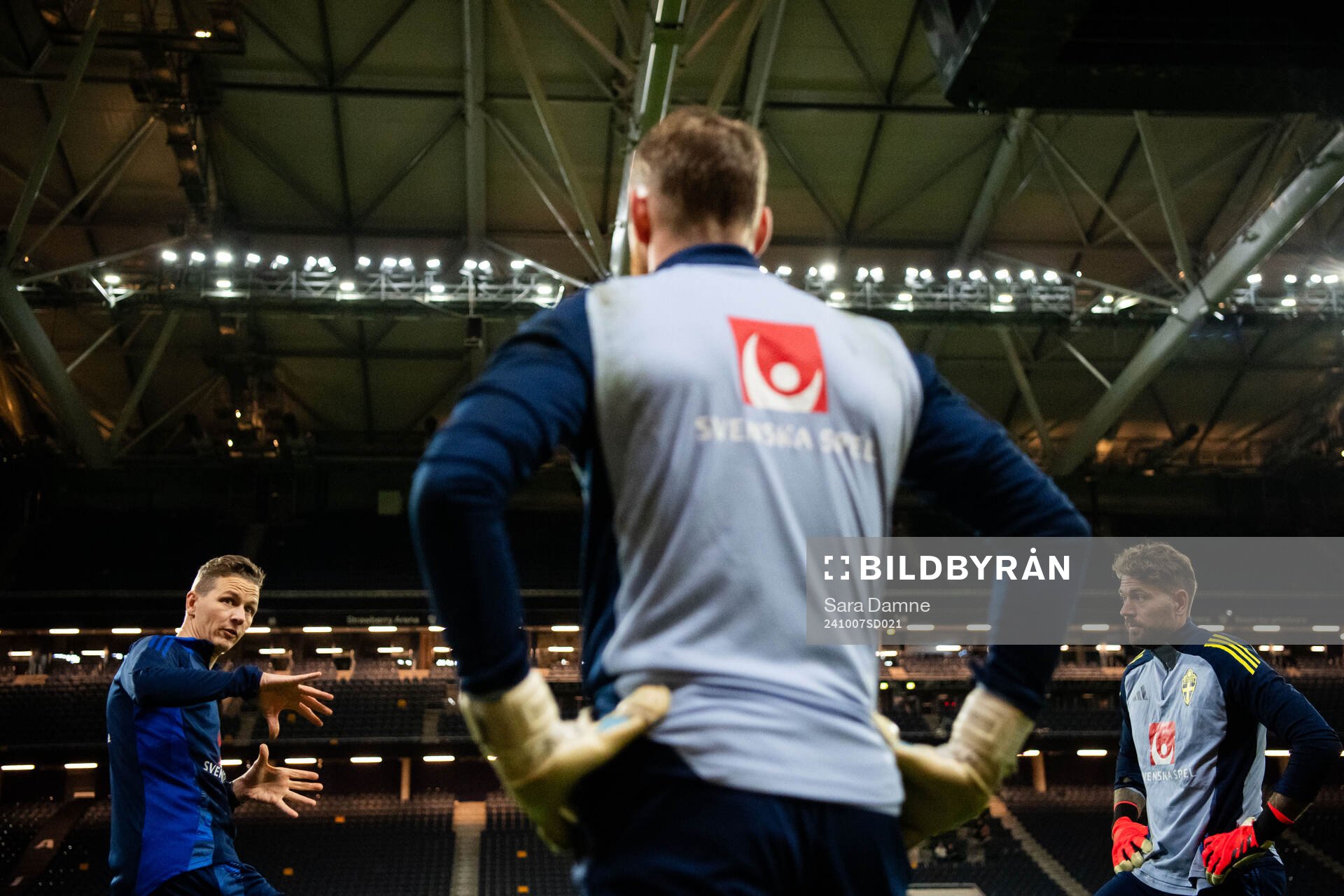 Goalkeeper coach Maths Elfvendal, goalkeeper Viktor