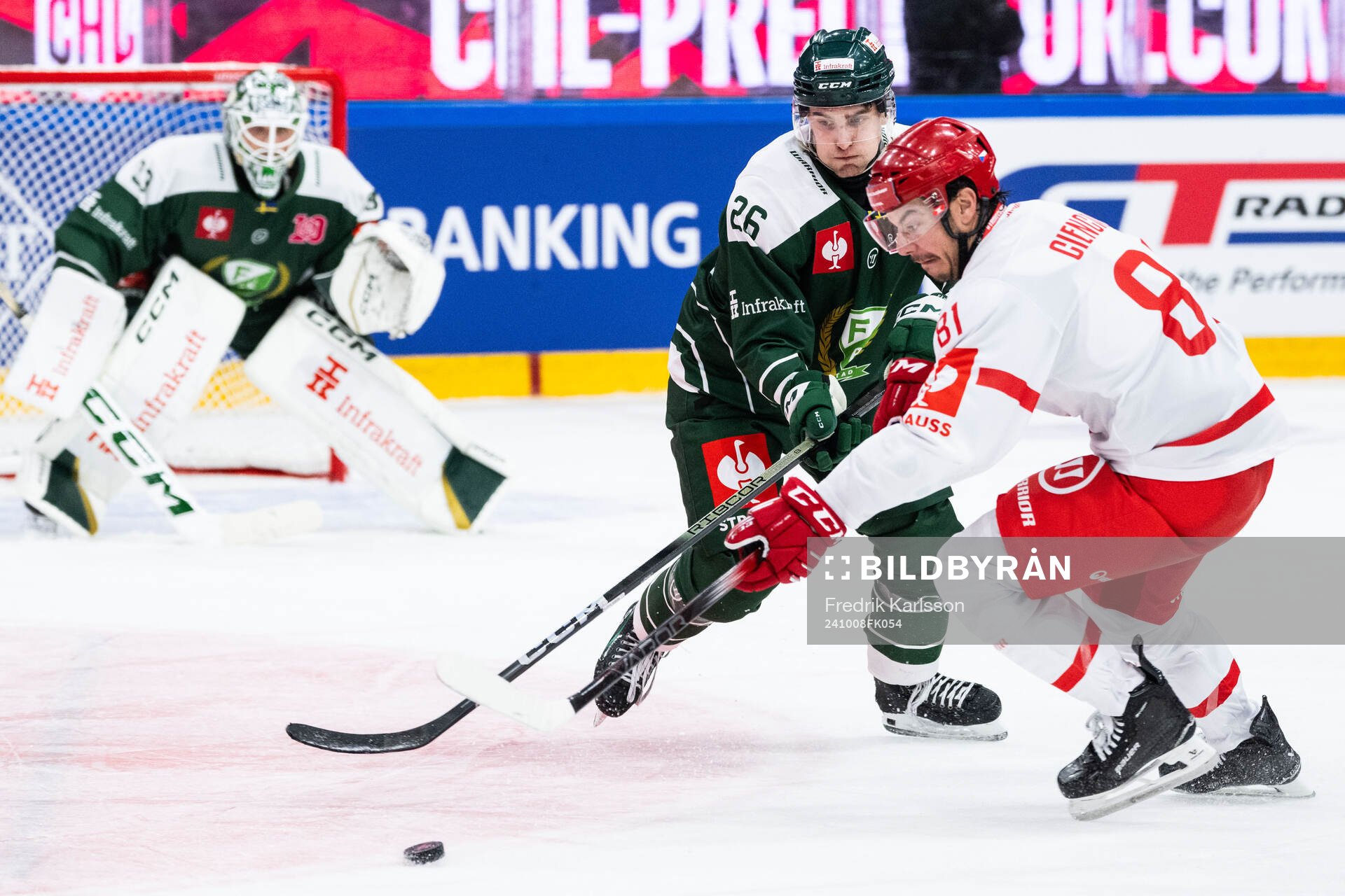 Joel Nyström of Färjestad and David Cienciala of Ocelari