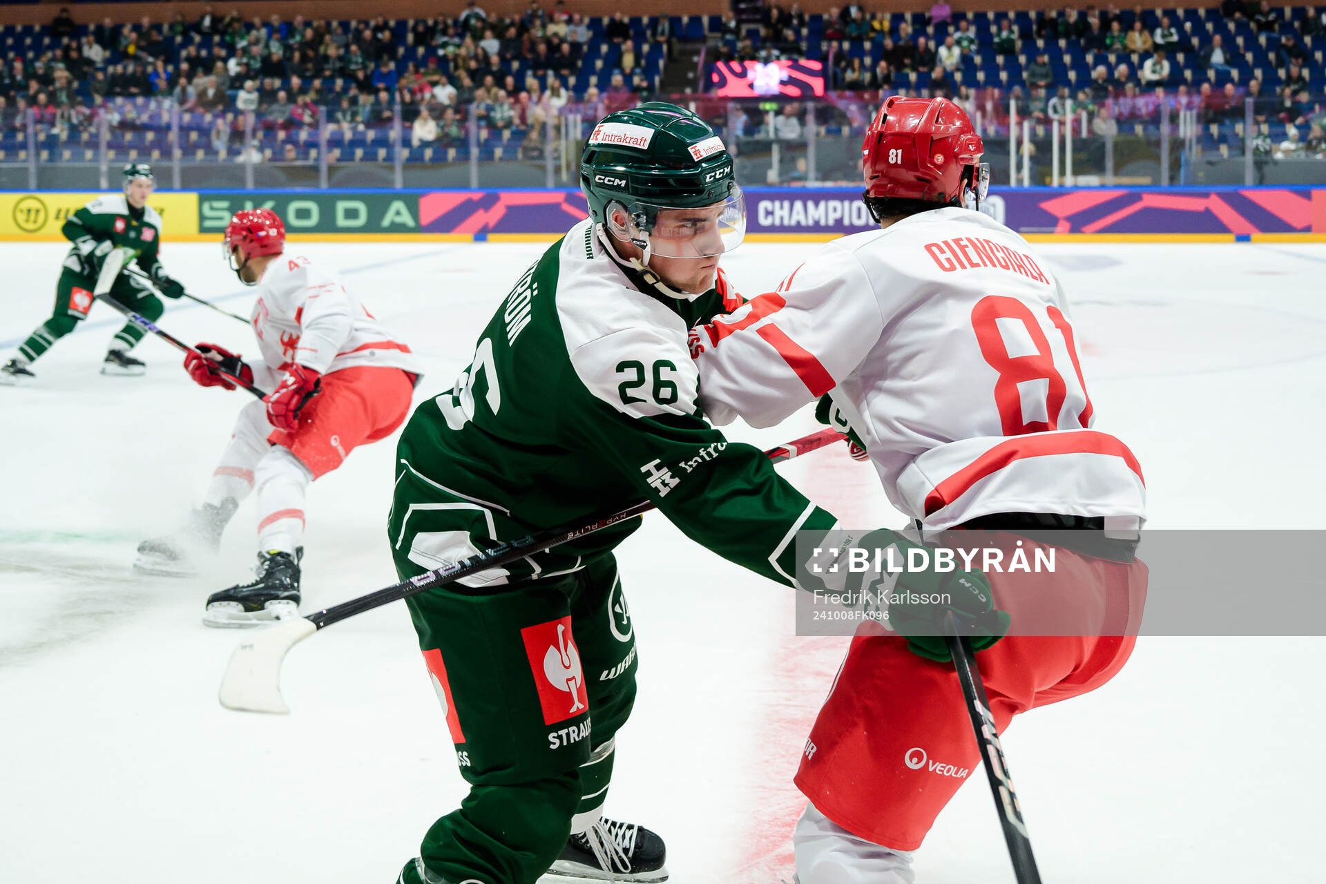 Joel Nyström of Färjestad  and David Cienciala of Ocelari