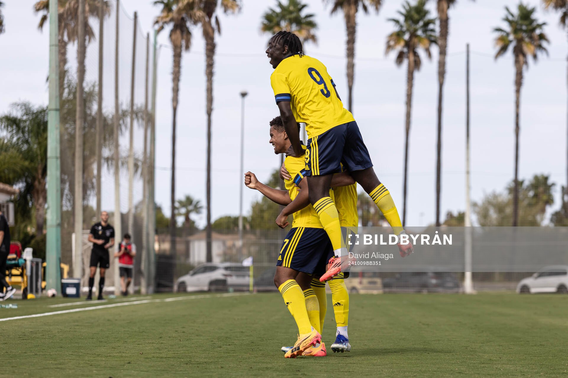 Santino Samuyiwa of Sweden celebrate with teammates