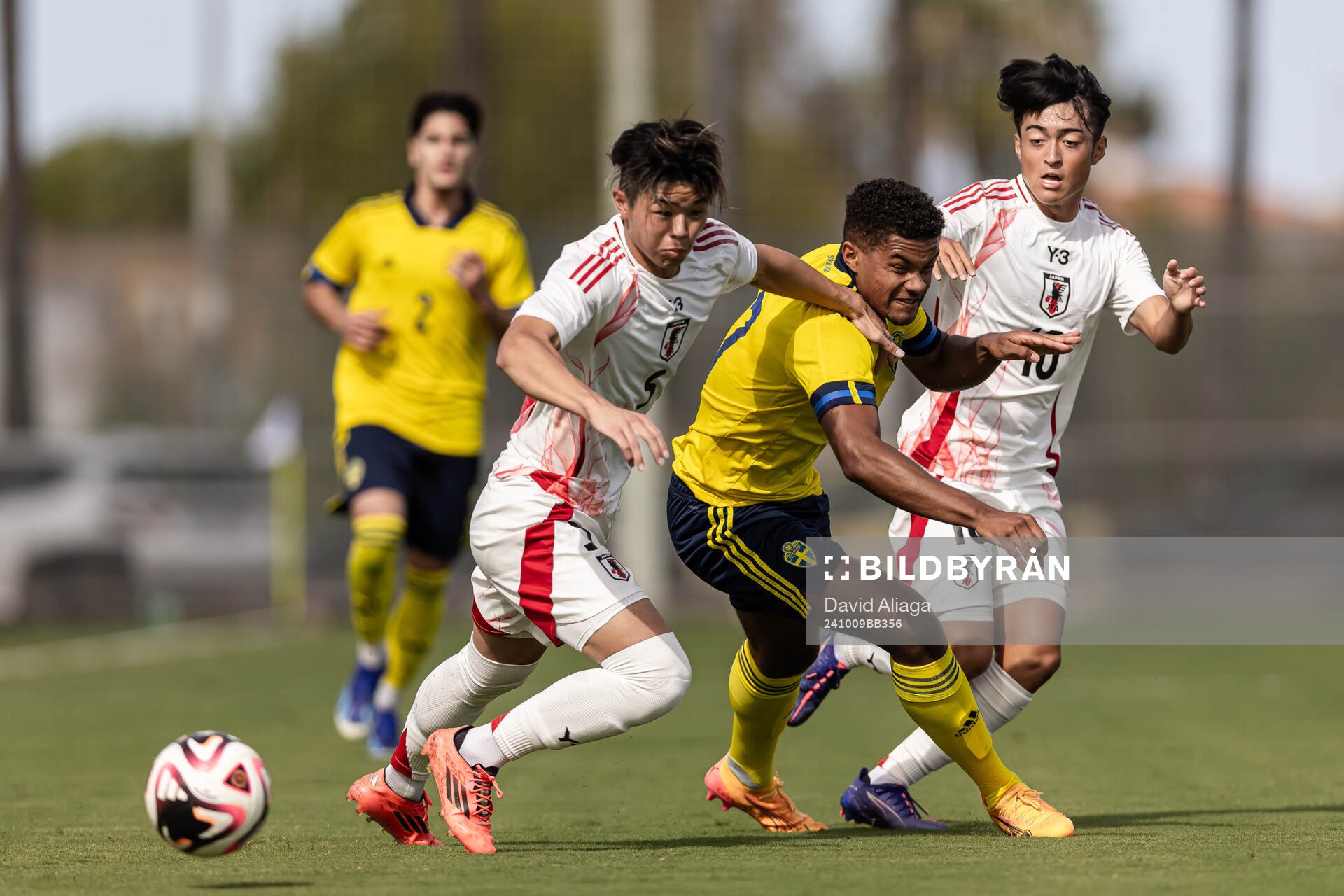 Yumeki Yoshinaga of Japan and Santino Samuyiwa of Sweden