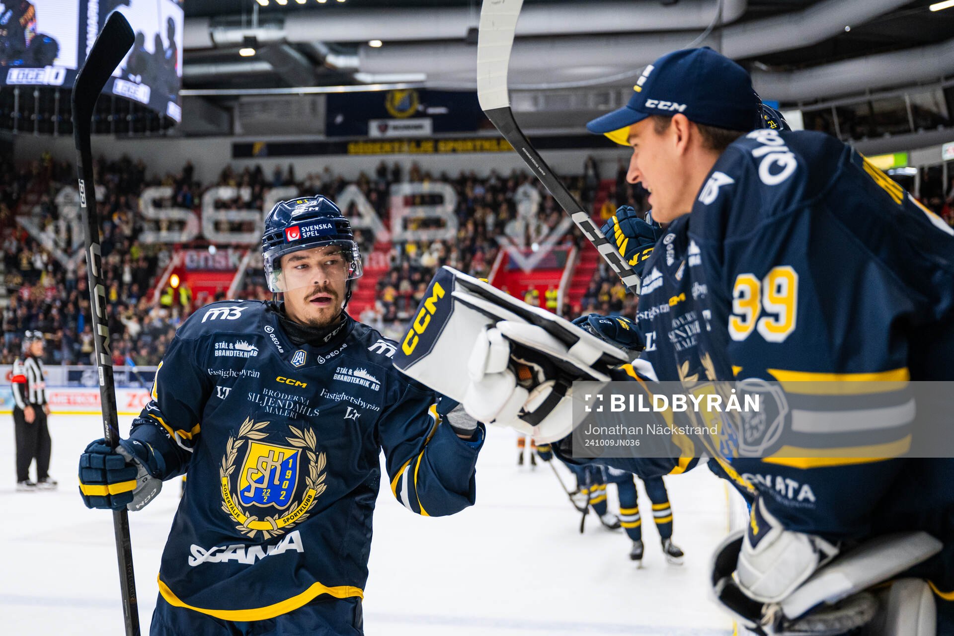 Södertäljes Miikka Pitkänen jublar med målvakt Oliver