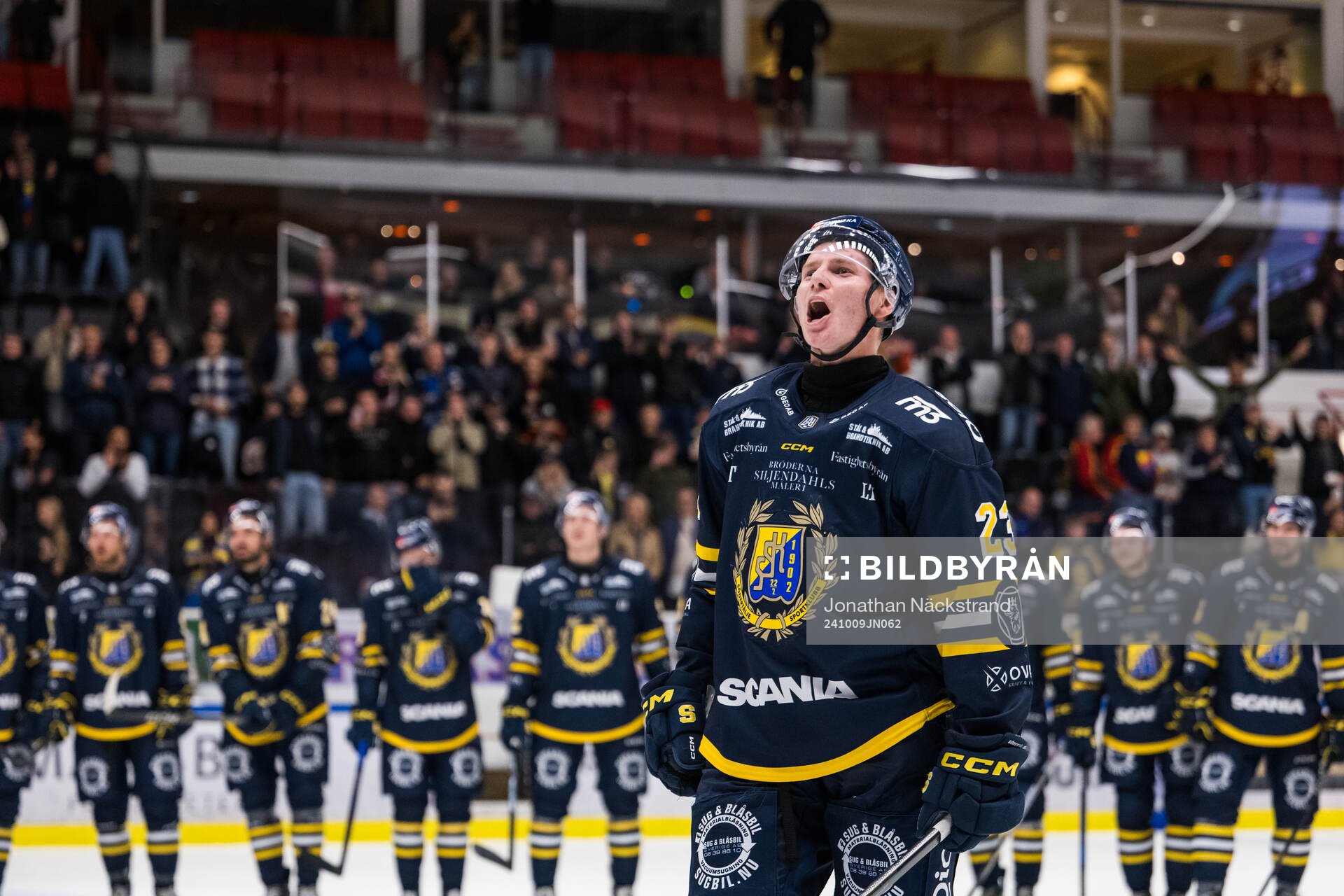 Södertäljes Egor Polin jublar