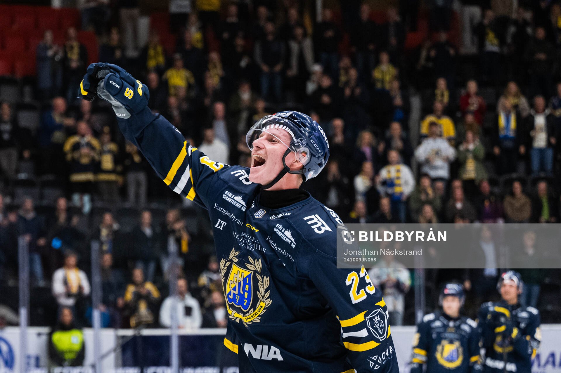 Södertäljes Egor Polin jublar