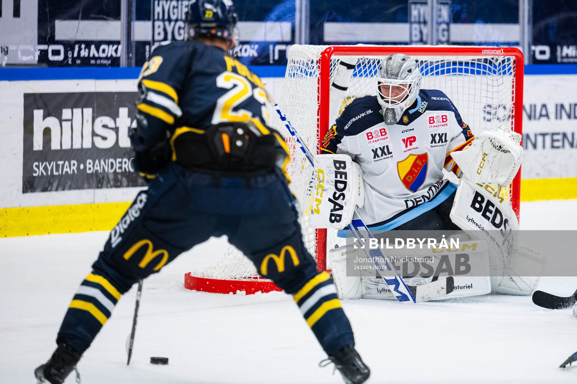 Djurgårdens målvakt Viktor Andrén och Södertäljes Egor
