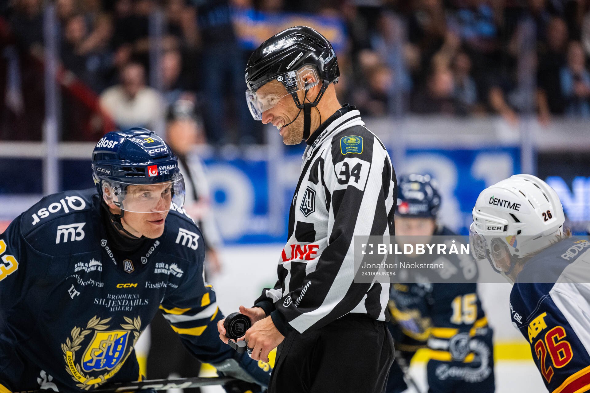 Södertäljes Filiph Engsund och linjedomare Andreas Lundén