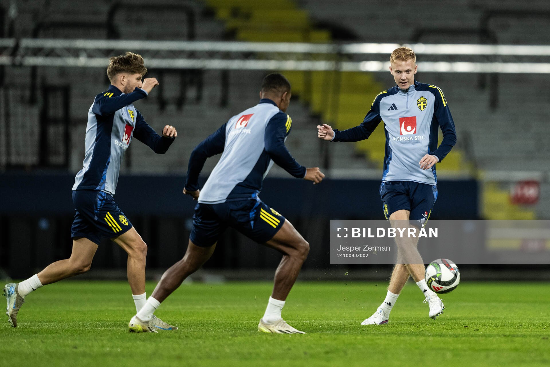 Anton Salétros, Isak Hien and Hugo Larsson of the Swedish men's football national team at a training session on October 9, 2024 in Stockholm.