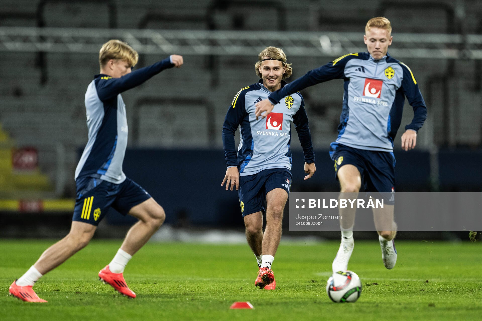 Daniel Svensson, Sebastian Nanasi and Hugo Larsson of the Swedish men's football national team at a training session on October 9, 2024 in Stockholm.