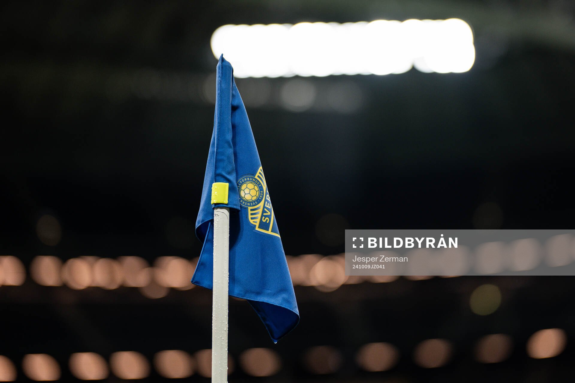 A corner flag with the logo of the Swedish FA at a training