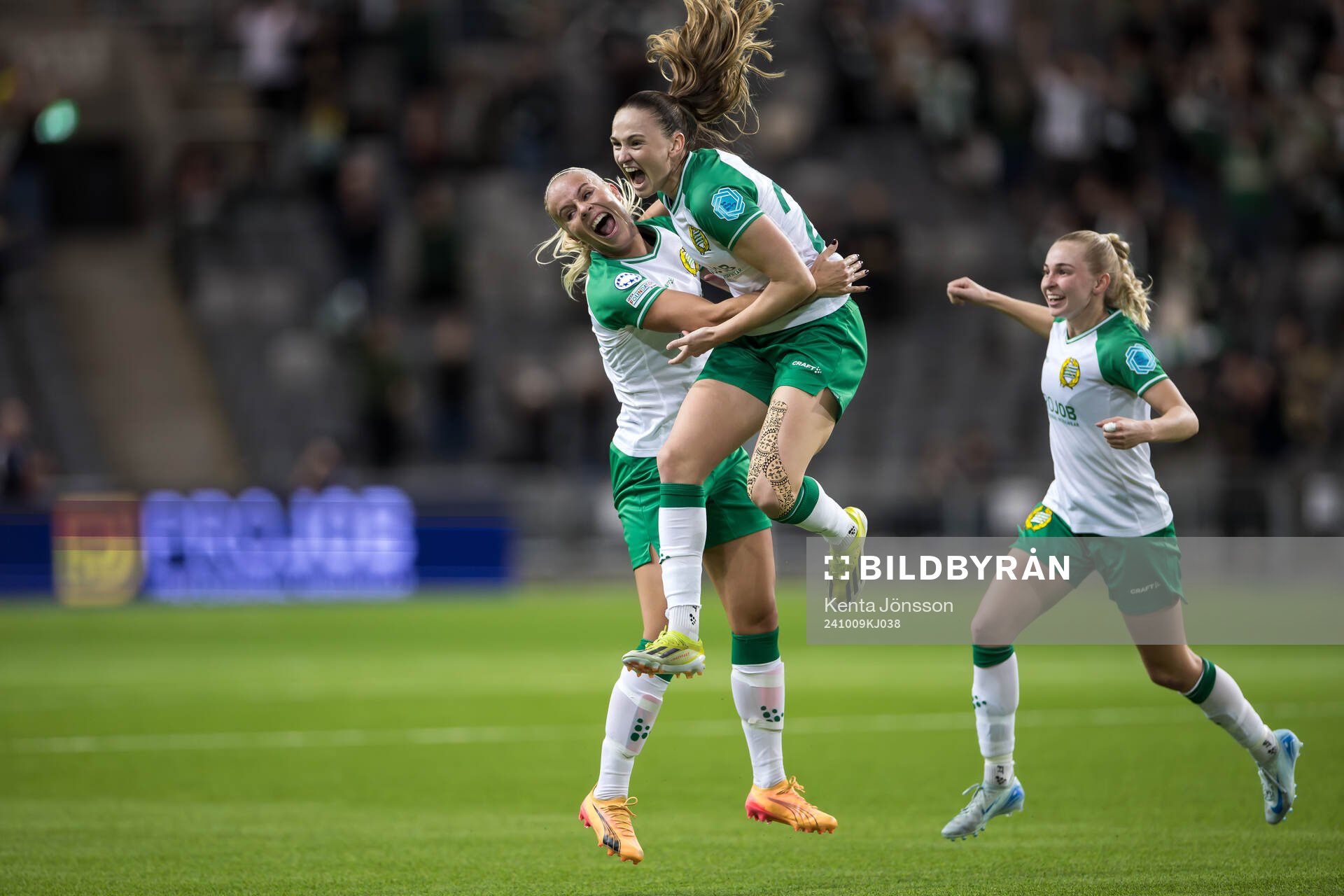Vilde Hasund and Stina Lennartsson of Hammarby celebrates