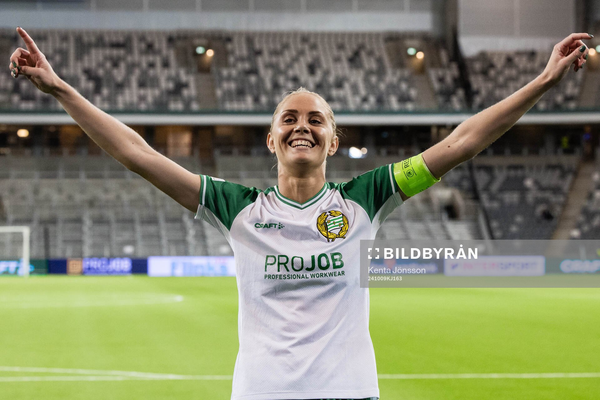 Alice Carlsson of Hammarby celebrates