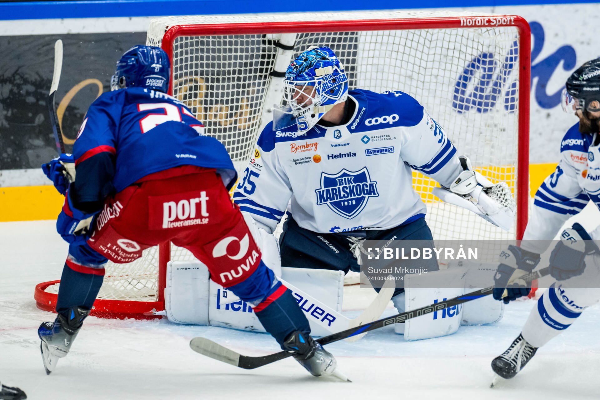 Oskarshamns Nolan Walker och Karlskogas målvakt Lars Volden