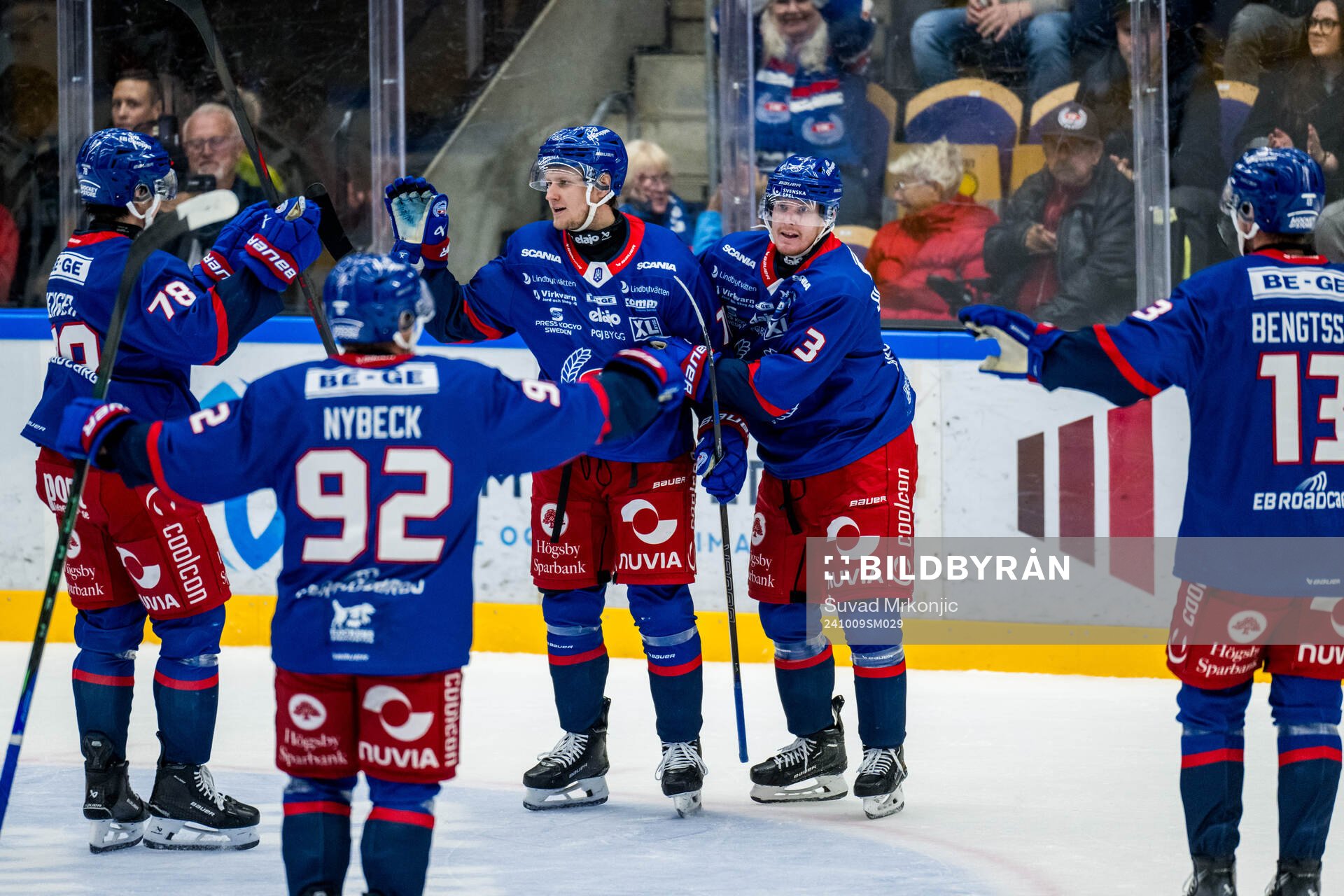 Oskarshamns Filip Sveningsson jublar med lagkamraterna