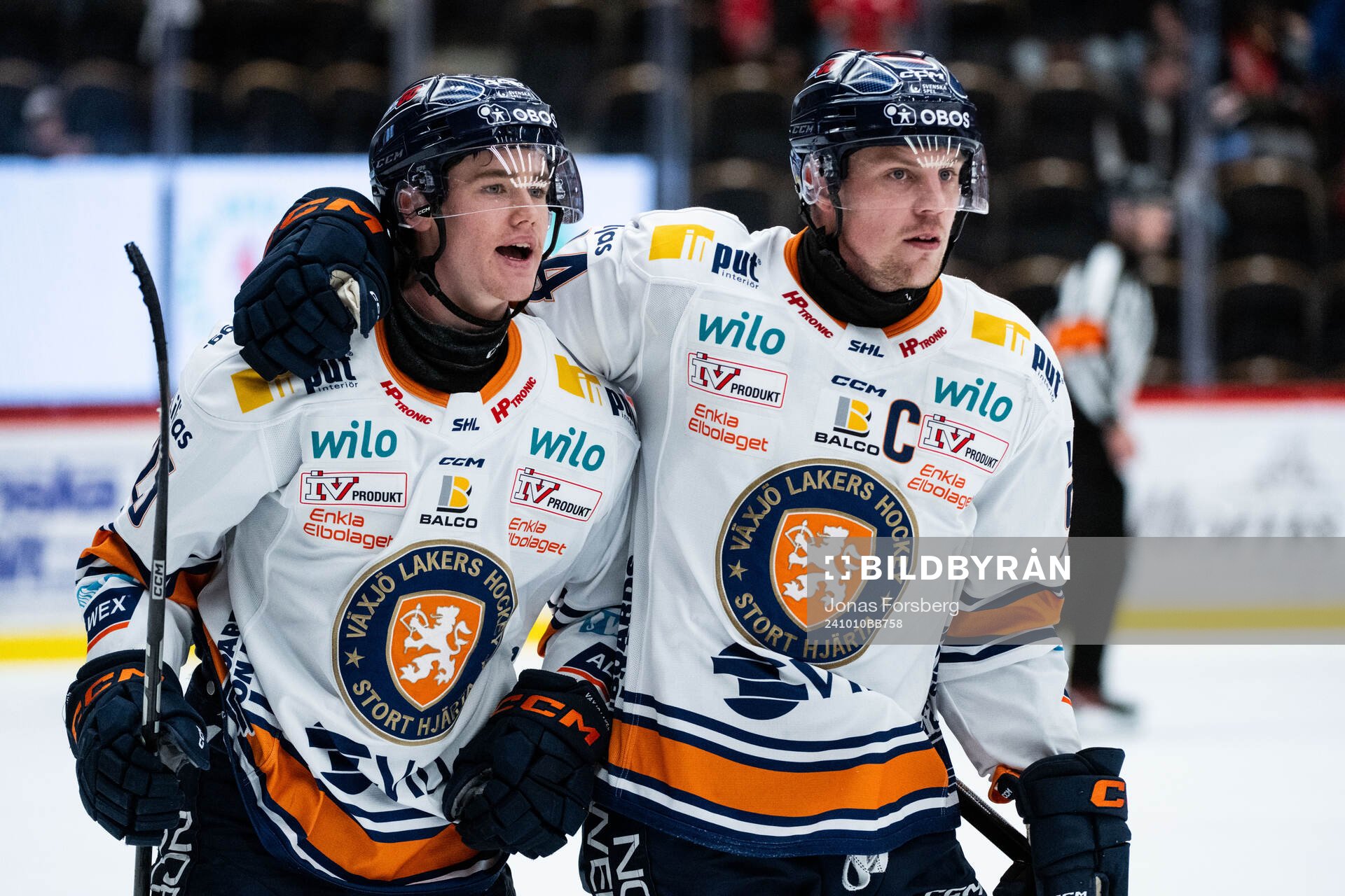 Växjös Filip Eriksson jublar med Joel Persson