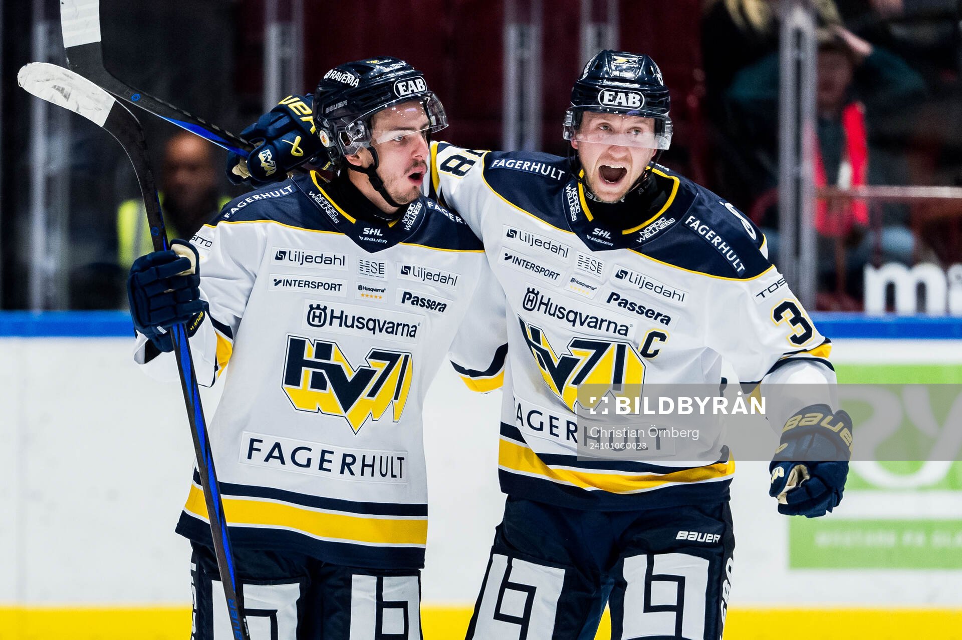 HV71s Isac Brännström och Olle Alsing jublar